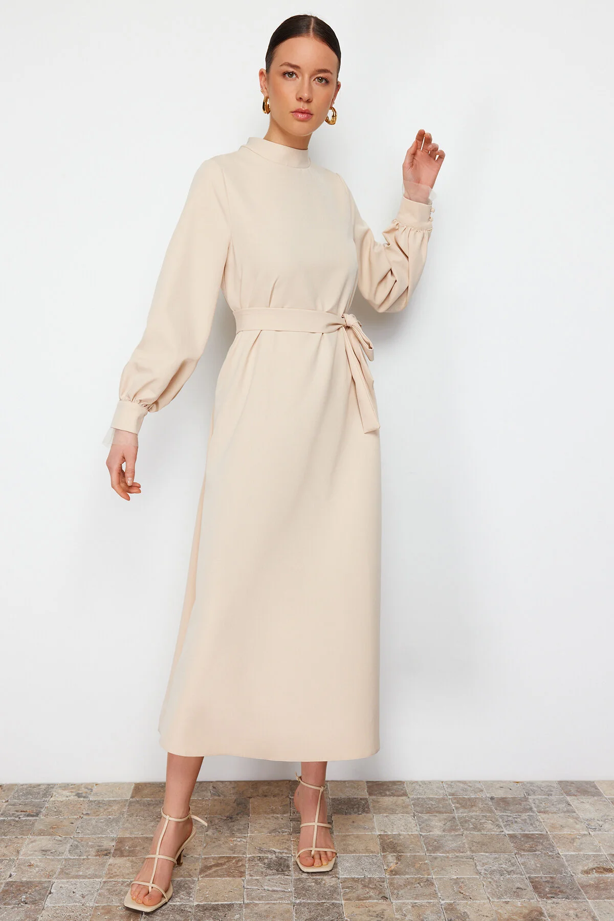 Trendyol Modest  Ecrufarbenes, gewebtes Kleid mit Stehkragen und Gürtel TCTSS24EB00174