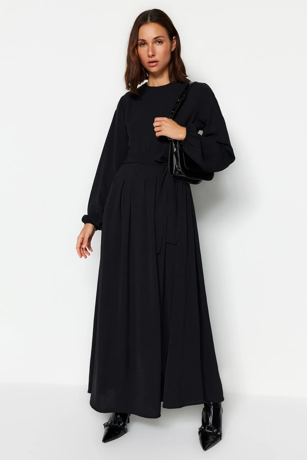 Trendyol Modest  Schwarzes, plissiertes Aerobin-Gewebekleid mit Gürtel TCTAW24EB00043
