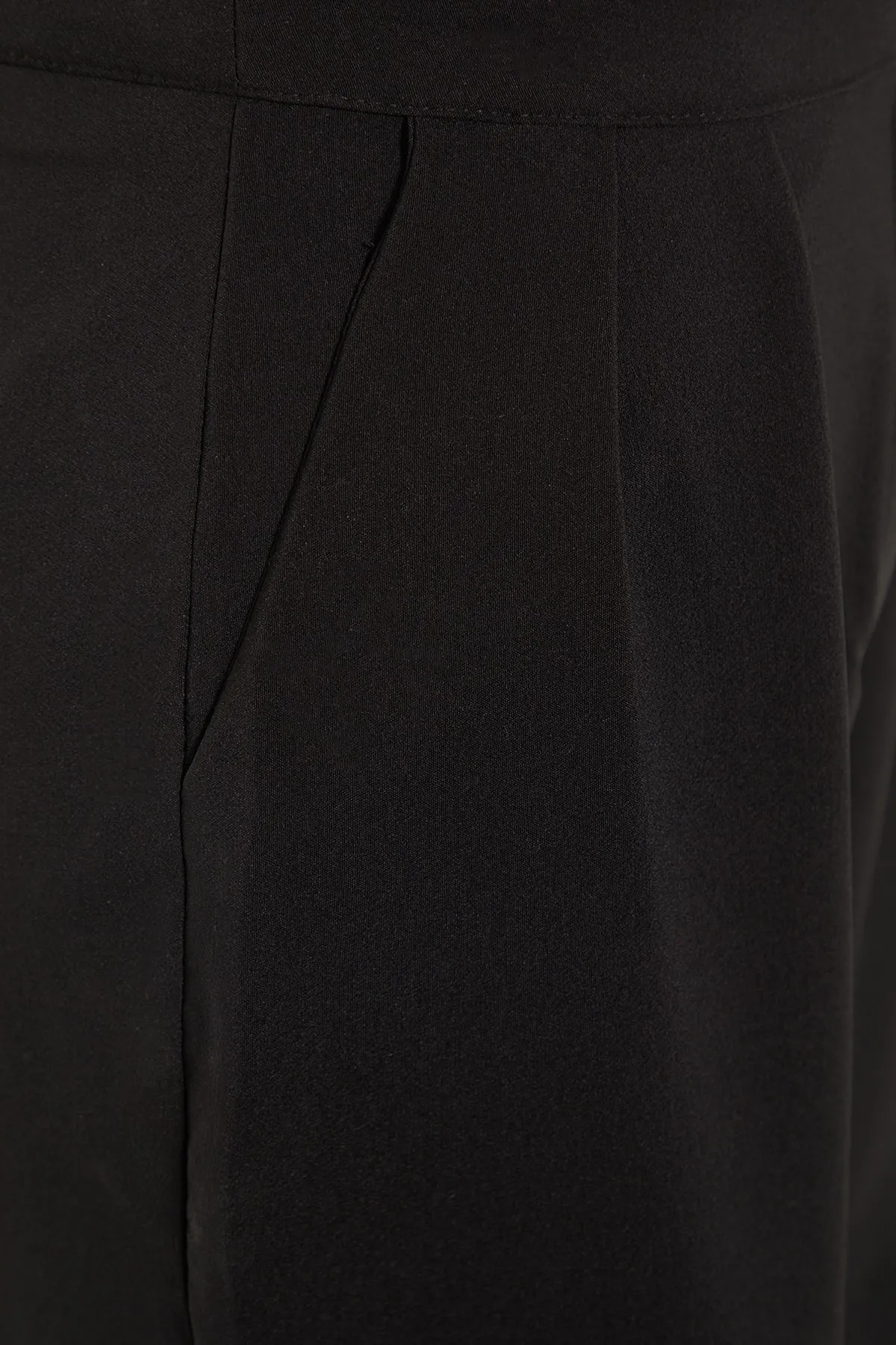 Trendyol Collection  Schwarze gewebte Hose mit weitem Bein und hoher Taille TWOAW22PL0066
