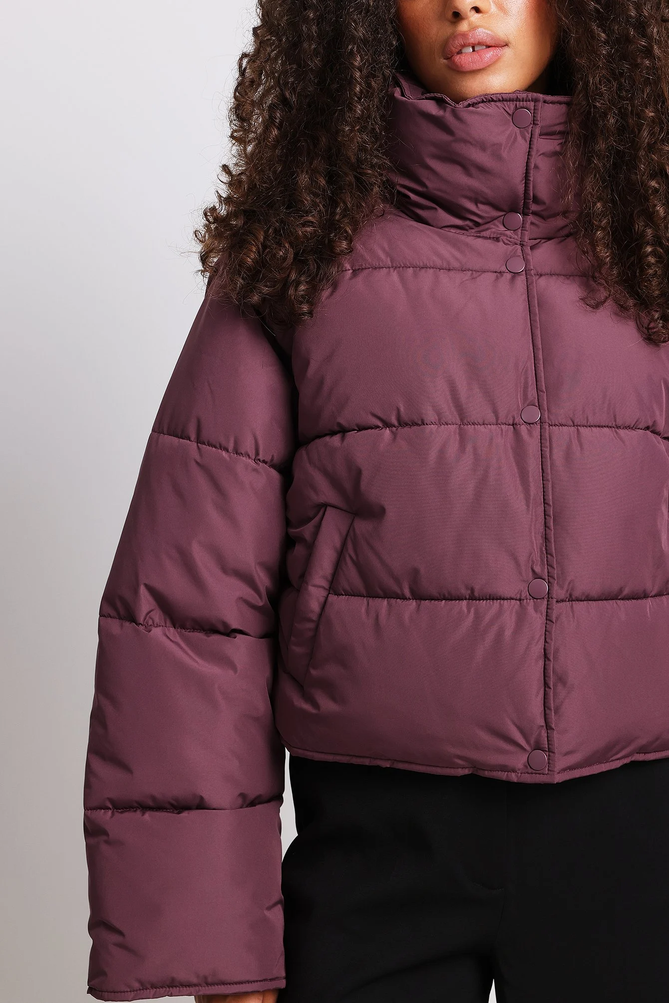 Recycelte kurze gefütterte Jacke mit Druckknöpfen