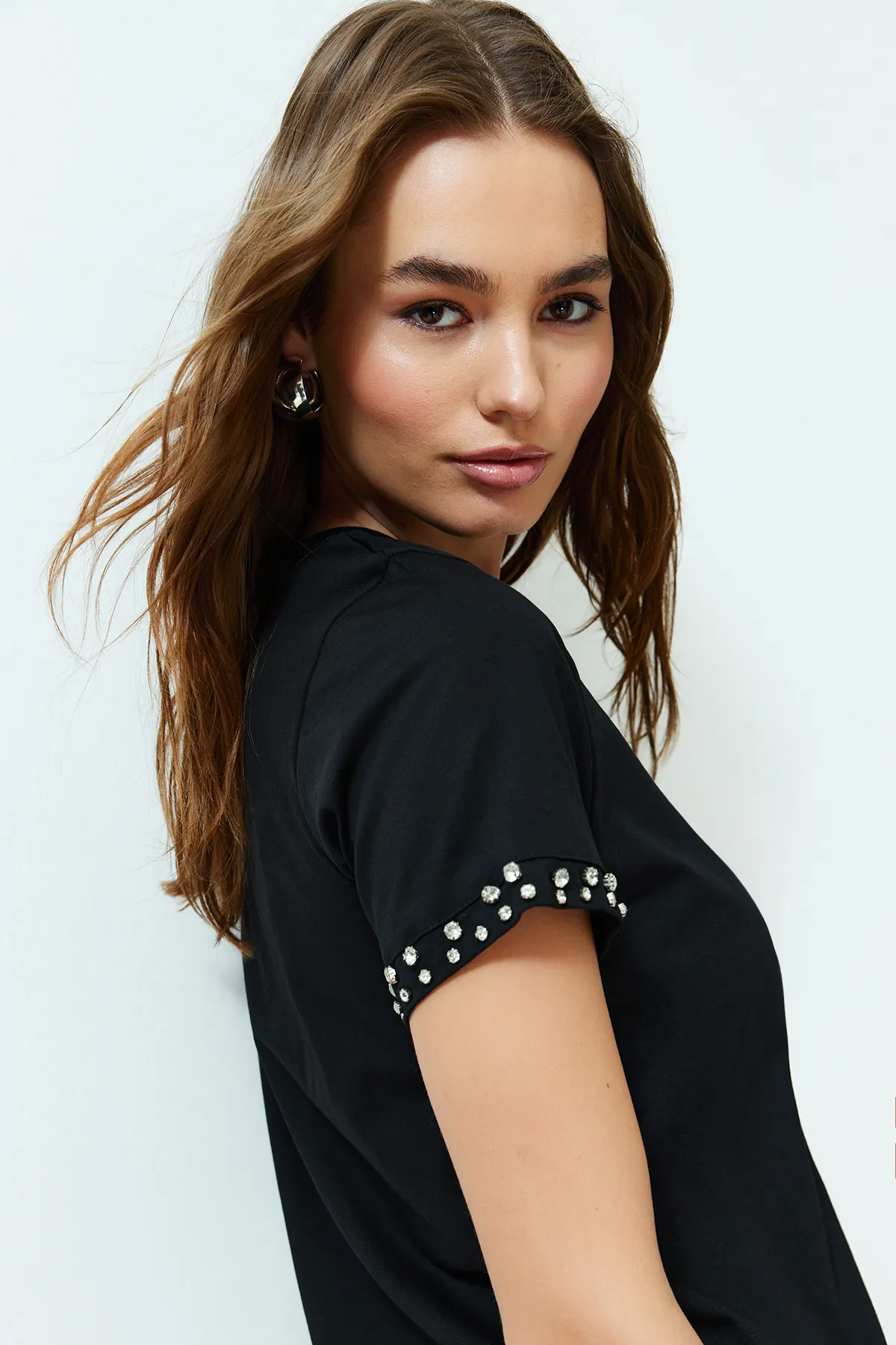 Trendyol Collection  Black Stone Accessoire Detailliertes Strick-T-Shirt mit regulärem Muster TWOSS24TS00070