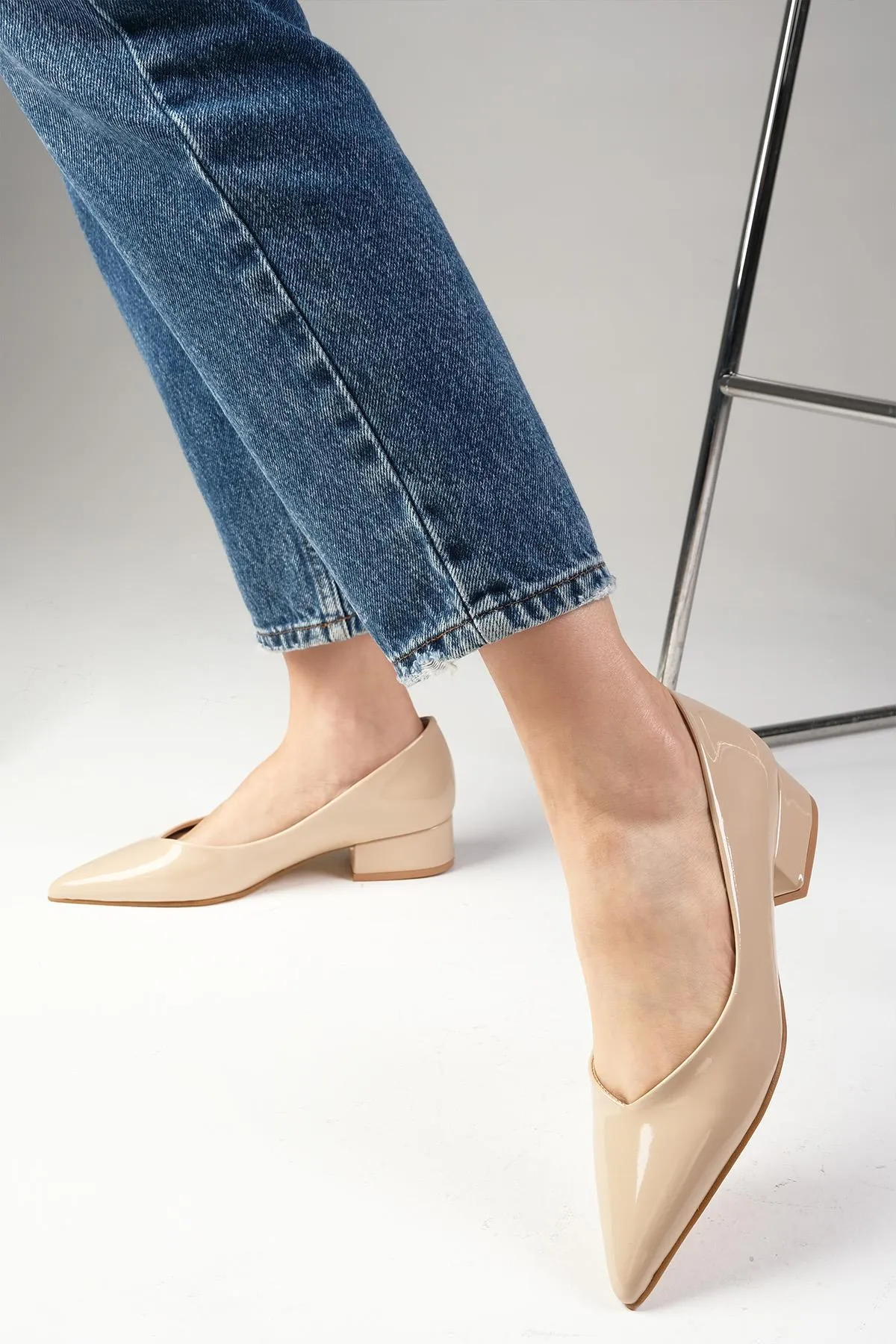 Mio Gusto  Marie Nudefarbene Damenschuhe aus Lackleder mit niedrigem Absatz