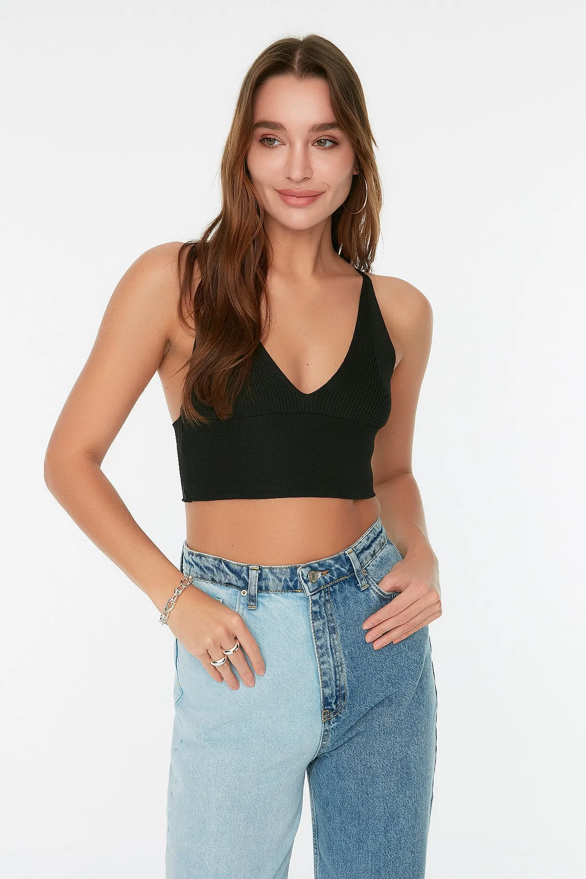 Trendyol Collection  Schwarze Strickpulloverbluse mit Super-Crop-Rückenausschnitt und detailliertem Schnitt TWOSS22BZ0760
