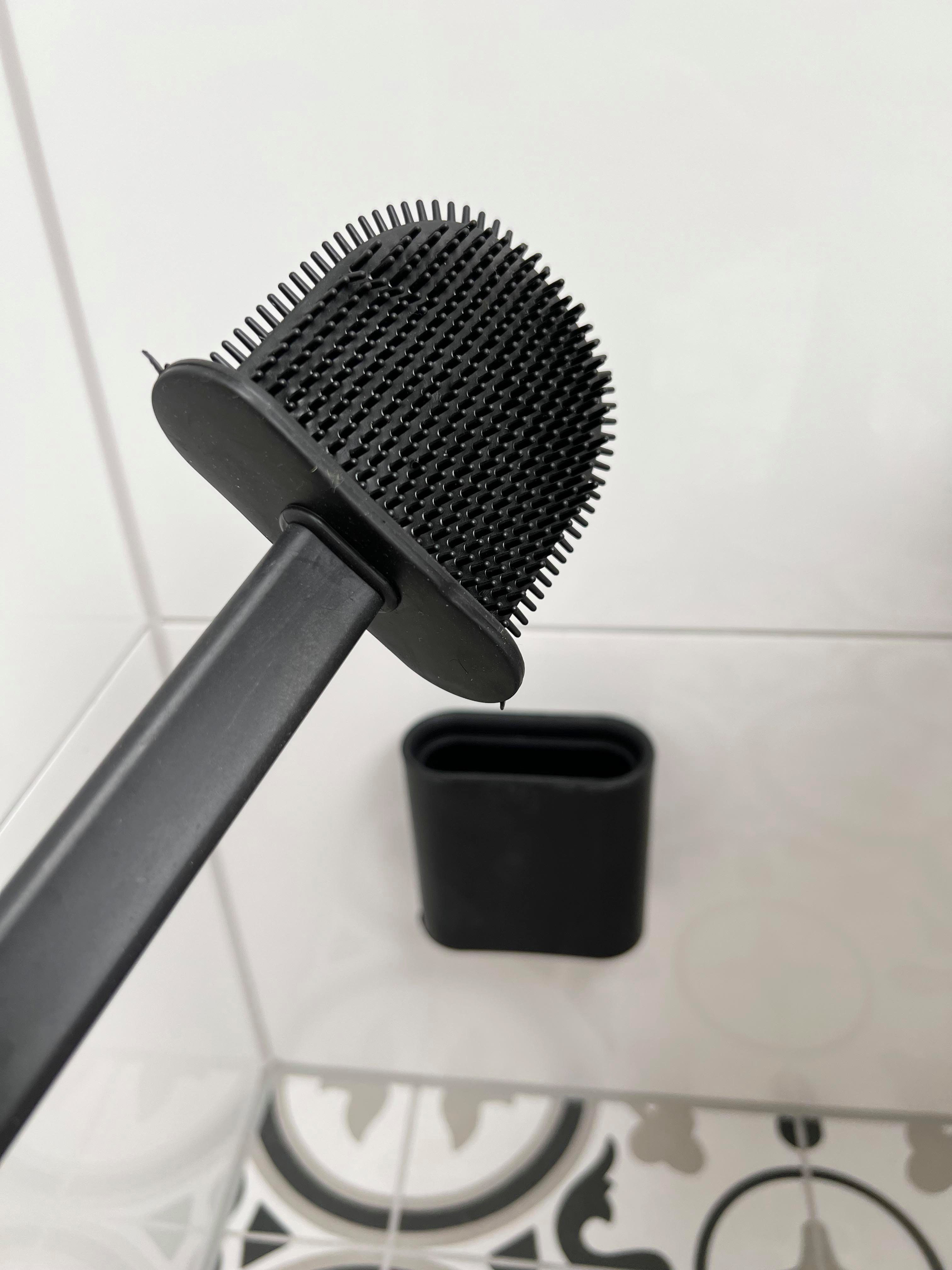 ADOB WC-Reinigungsbürste Design WC Bürste mit flachem Silikon Bürstenkopf Schaber und Aufbewahrungsbehälter, flexibler flacher Bürstenkopf, kratzt nicht, jeder Winkel erreichbar