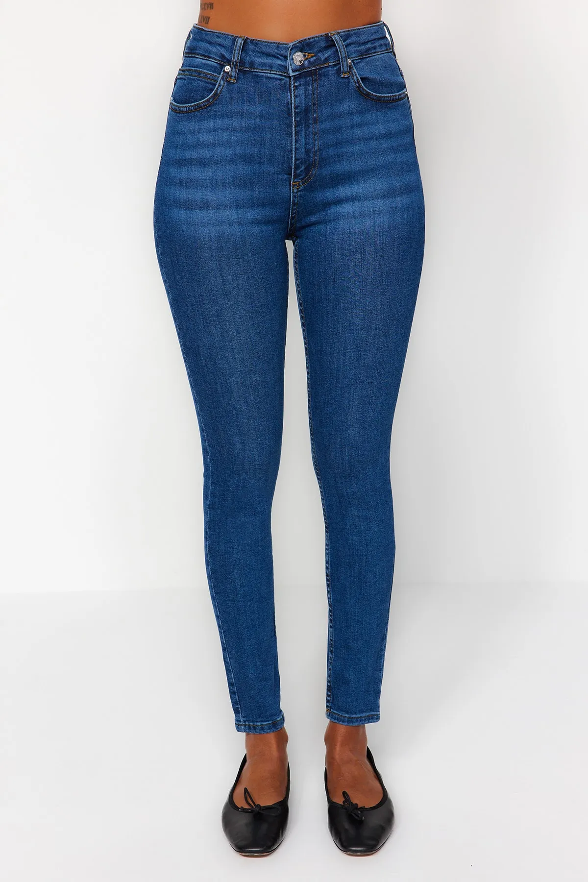 Trendyol Collection  Dunkelblaue Röhrenjeans mit normaler Taille TWOAW24JE00067