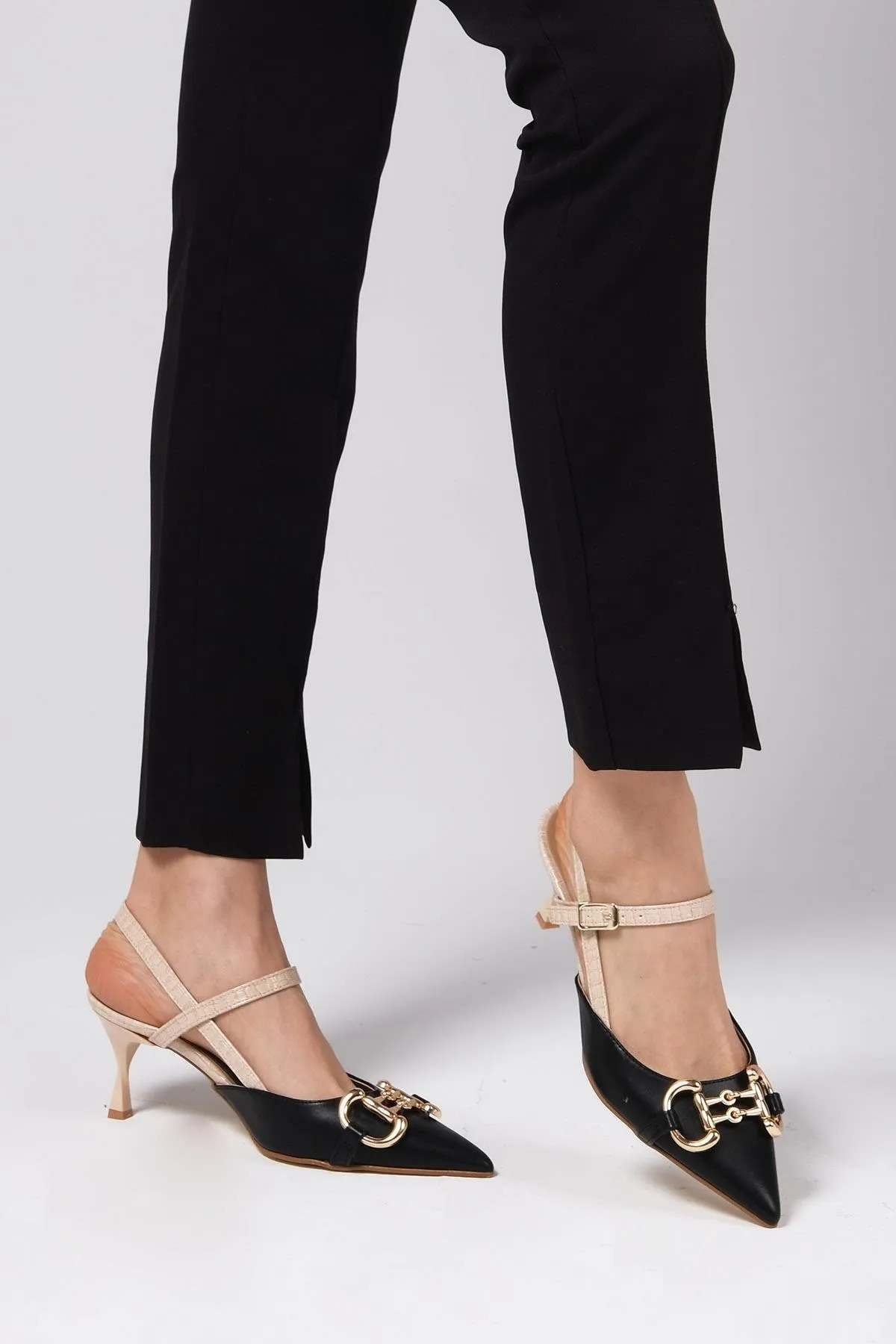 Mio Gusto  Felicity Damen-Schuhe mit Absatz, schwarzes Schnallenzubehör, offene Rückseite und seitliche Schnalle
