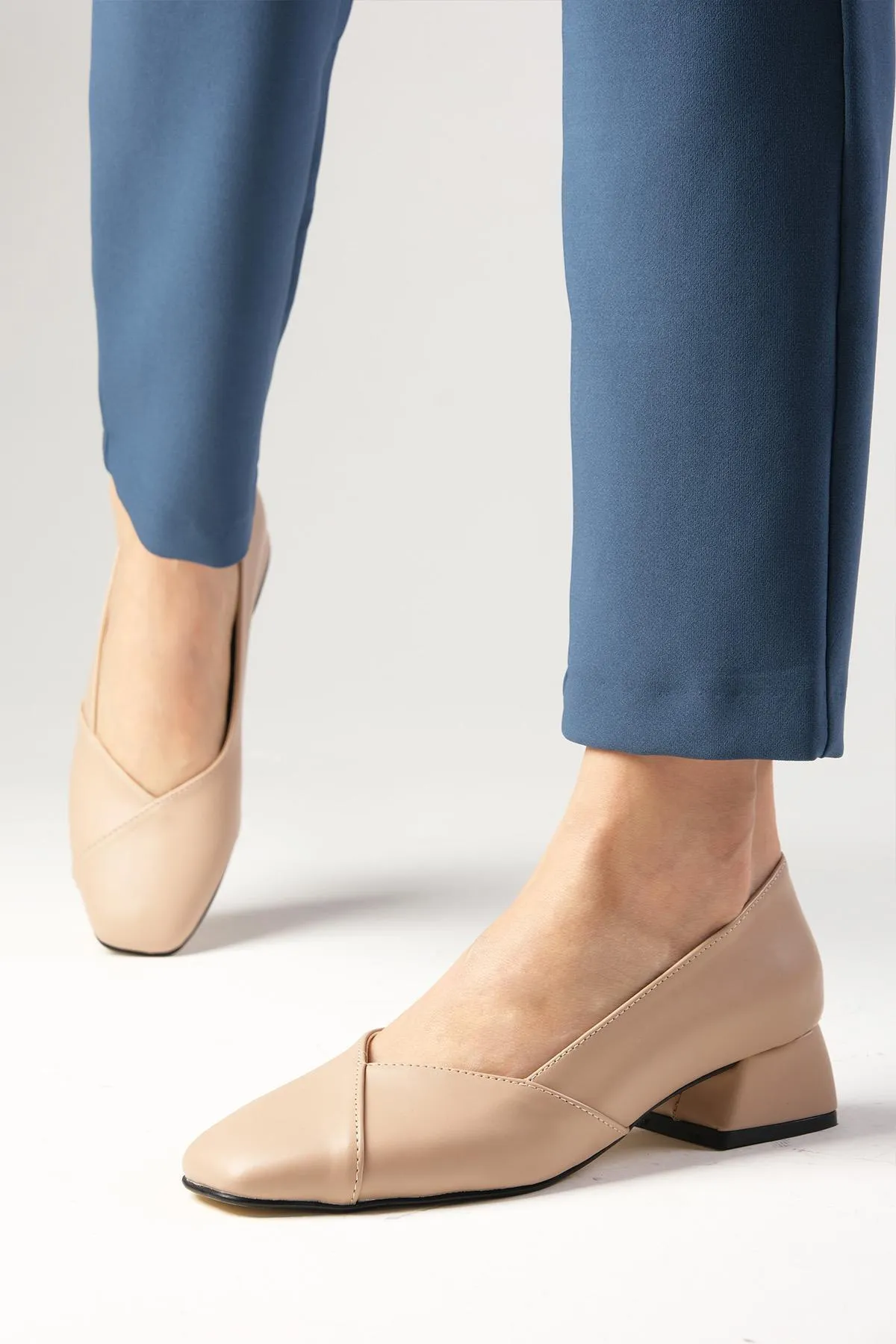 Mio Gusto  Addison Nudefarbene Damenschuhe mit stumpfer Zehenpartie und kurzem Absatz