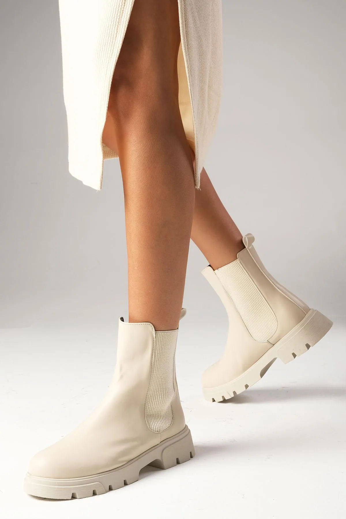 Mio Gusto  Debora Beigefarbene, dünne, mit Fell gefütterte, elastische Damenstiefel mit dicken Sohlen