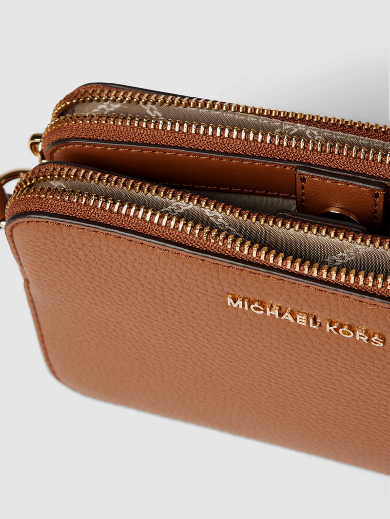 Crossbody Bag mit Label-Detail Modell 'JET SET' in cognac