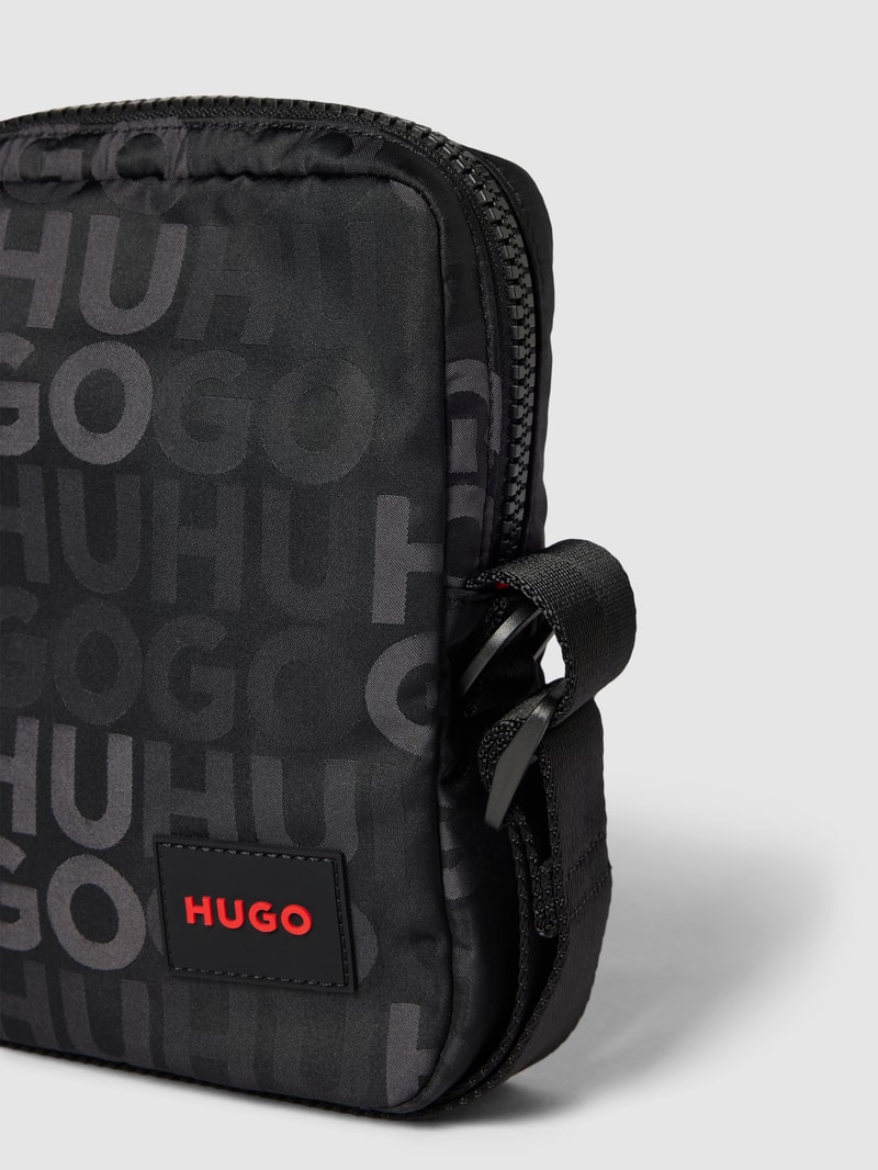 Crossbody Bag mit Logo-Muster Modell 'Ethon' in schwarz
