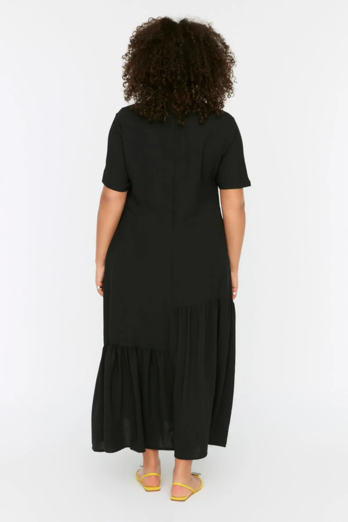 Trendyol Curve  Schwarzes gewebtes Volantkleid TBBSS22EL1595