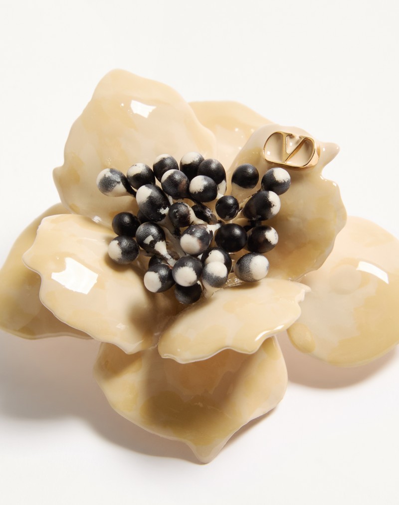 Brinco Fleur Lumineuse em metal, esmalte e tecido.