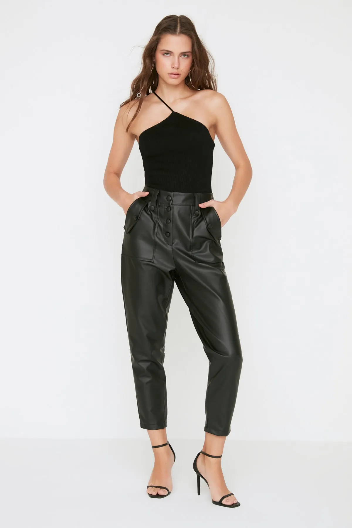 Trendyol Collection  Schwarze Karottenhose aus Kunstleder mit gewebter Vorderseite und Knöpfen TWOAW22PL0083