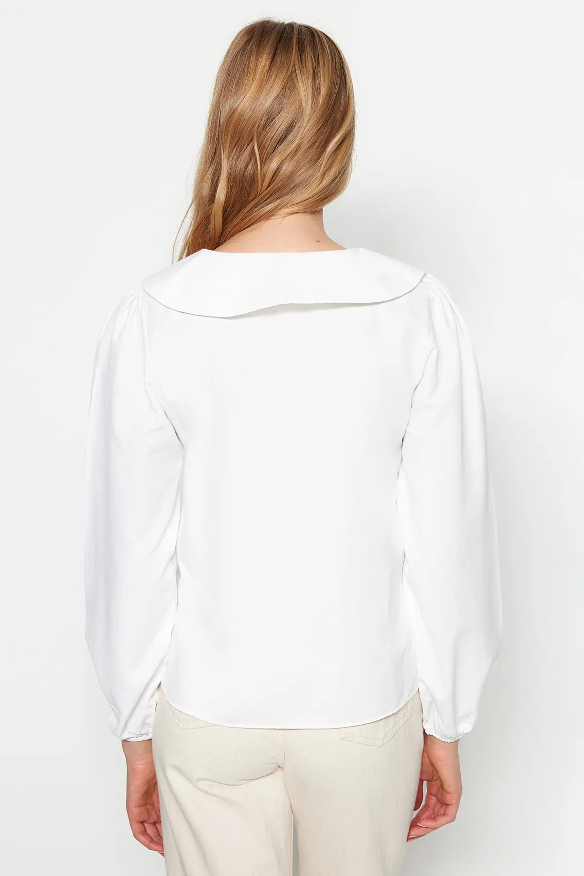 Trendyol Collection  Ecrufarbenes, gewebtes Baumwollhemd – Kragen mit Stickereidetails, normale Passform TWOSS23GO00009