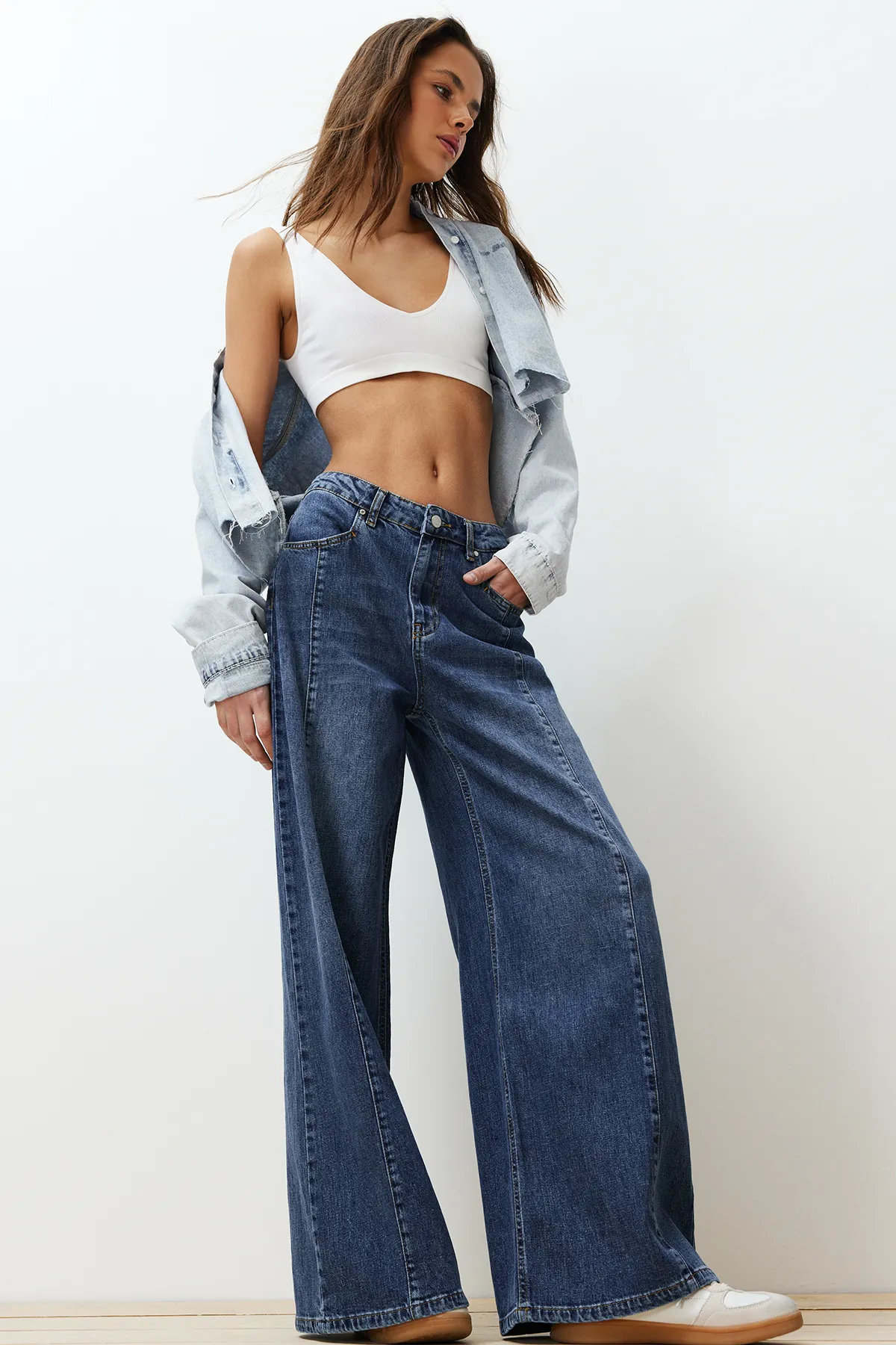 Trendyol Collection  Blaue, nachhaltigere Nahtdetaillierte Jeans mit weitem Bein und hoher Taille TWOSS24JE00116