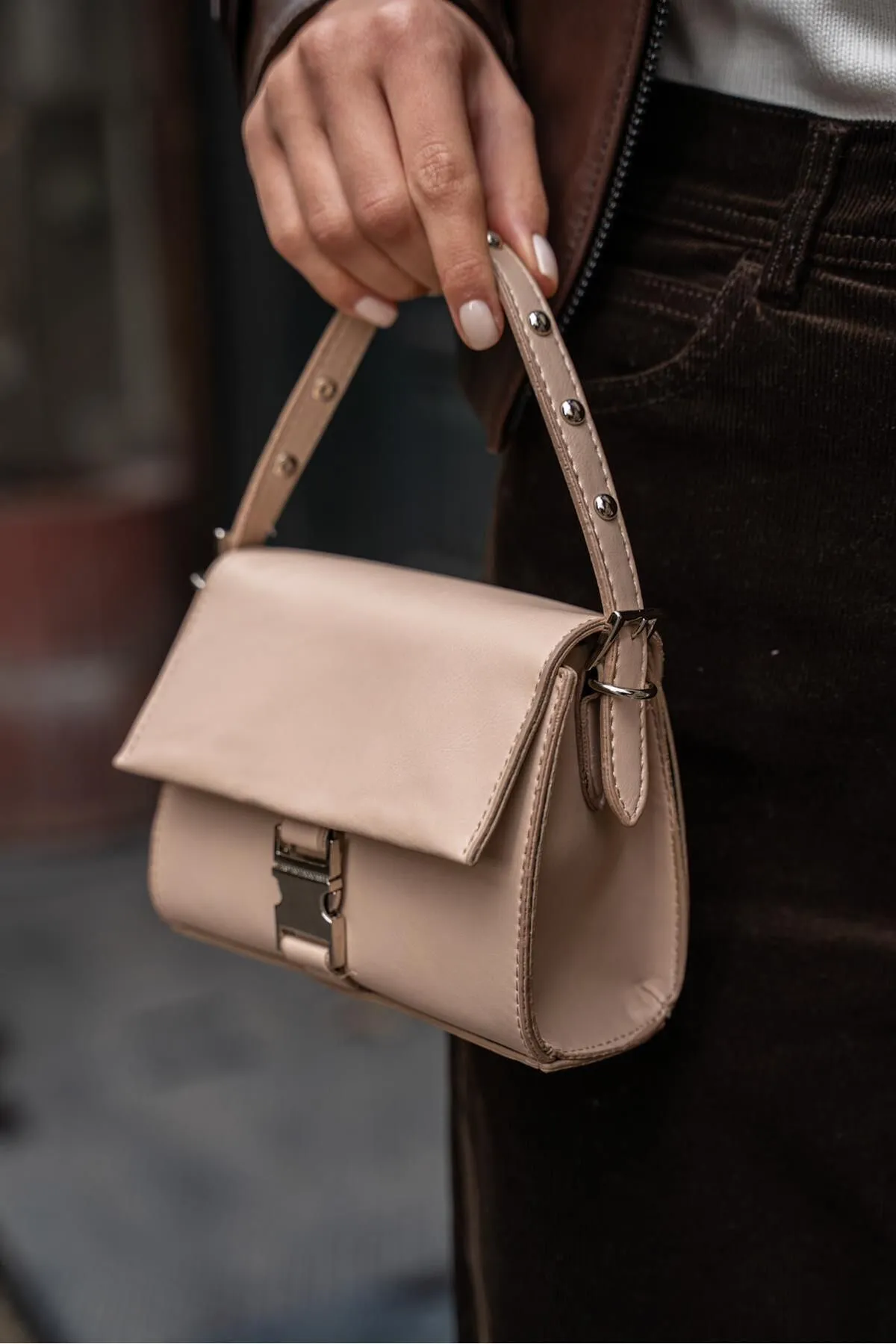 Madamra  Nerzfarbene Damen-Umhängetasche mit Flap und Nieten
