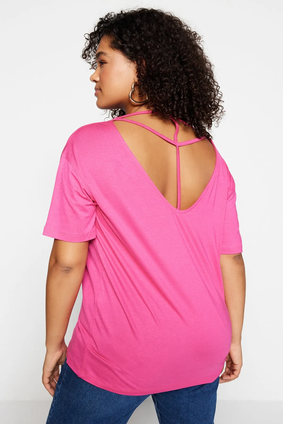 Trendyol Curve  Gestricktes T-Shirt mit rosa Kragen und detailliertem Kragen TBSSS22TS0877