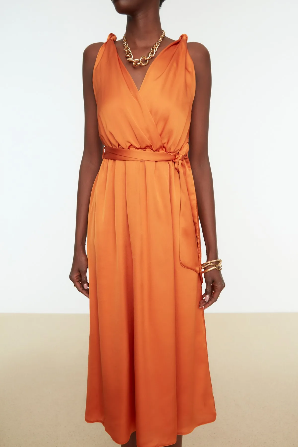 Trendyol Collection  Elegantes Abendkleid aus gewebtem Satin in Orange mit Gürtel TPRSS22AE0047
