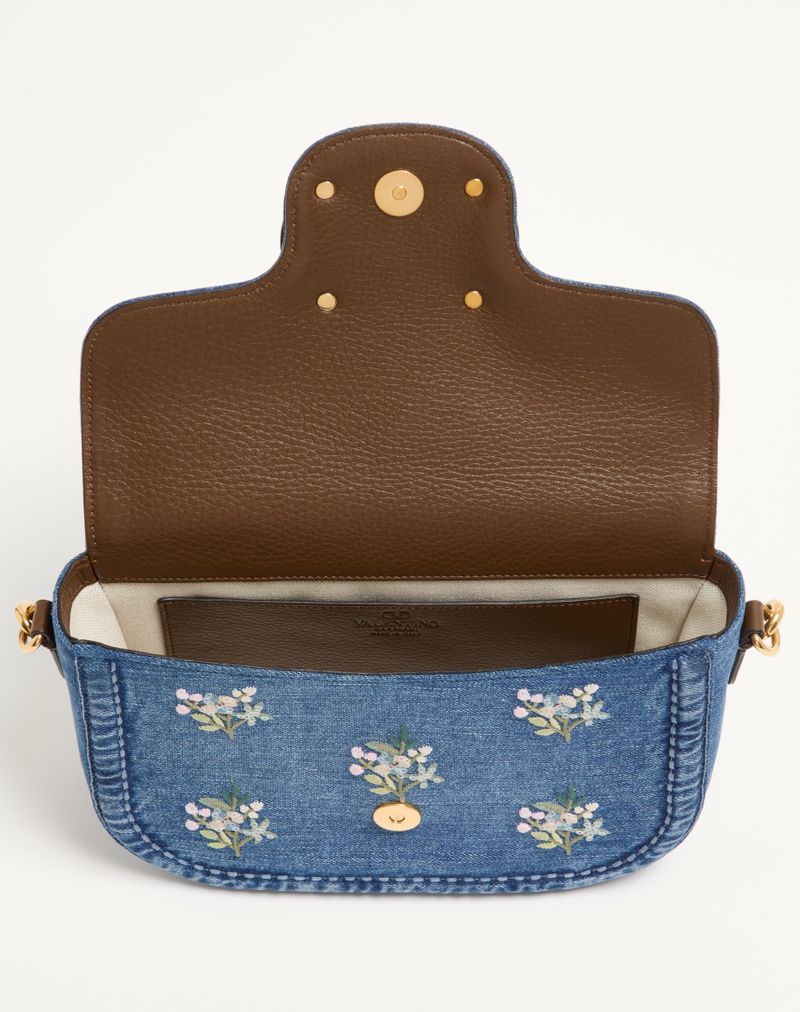 Bolsa de ombro Valentino Garavani Alltime média em denim bordado com alça de fita bordada.