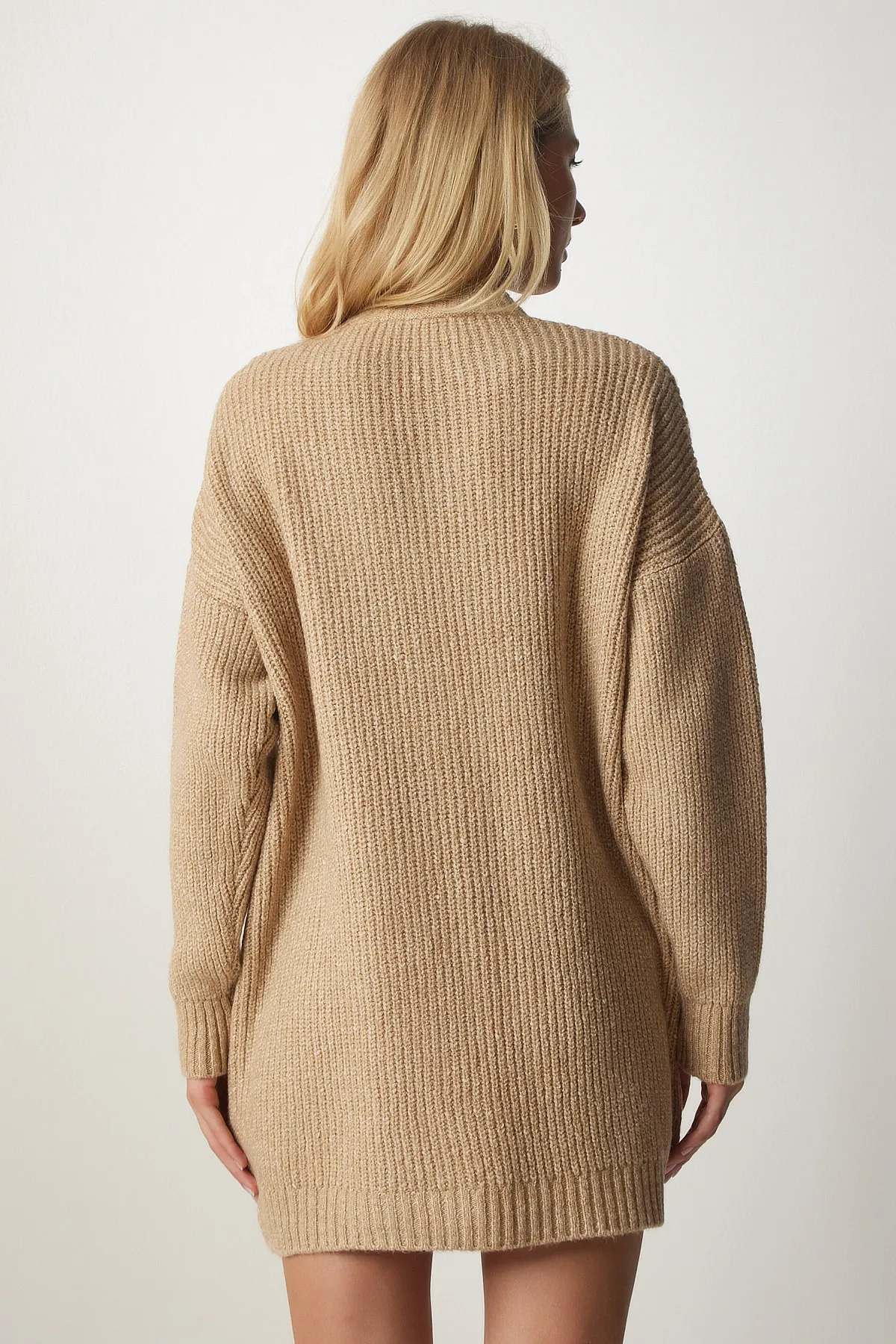Happiness İstanbul  Beigefarbene, lange Strickjacke mit Knöpfen für Damen MX00117