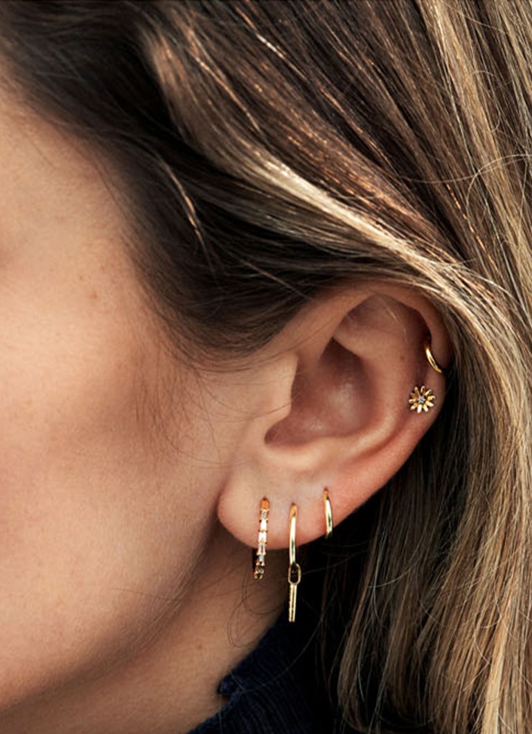 Anna + Nina Single Flower single stud earring made of 14 carat yellow gold