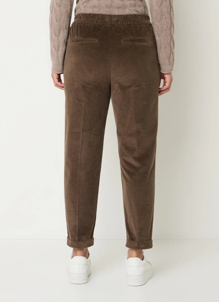 Pantaloni mulați din catifea reiată, cu talie înaltă și croială scurtă pe picior, de la Benetton.