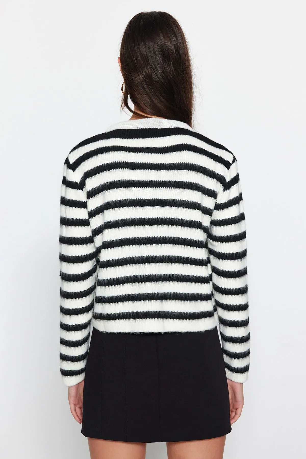Trendyol Collection  Ecrufarbene Strickjacke mit weicher Struktur und Streifen TWOAW24HI00040