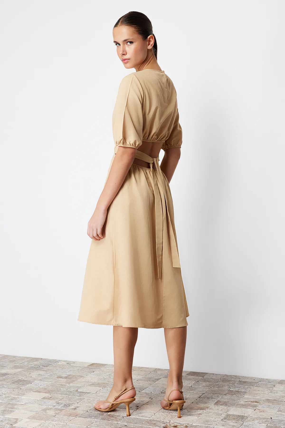 Trendyol Collection  Kamelfarbenes Midi-Webkleid mit Taillenöffnung TWOSS24EL00434