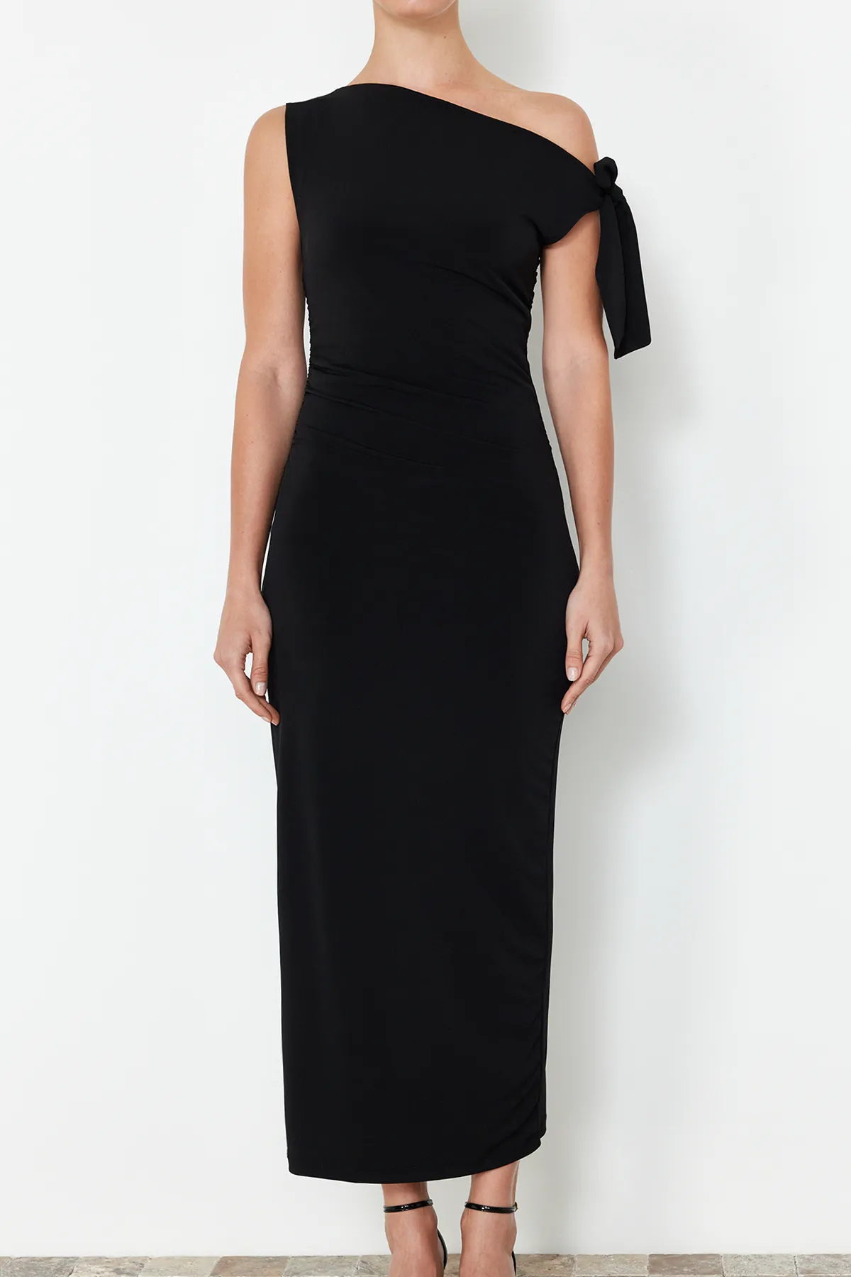 Trendyol Collection  Schwarzes, figurbetontes Maxi-Bleistiftkleid aus Strick in limitierter Auflage TWOSS24EL00563