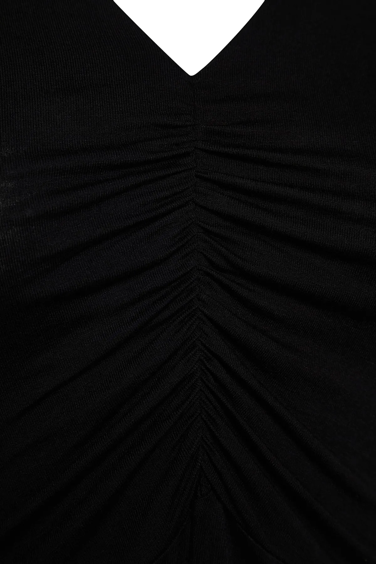 Trendyol Curve  Schwarzes, detailliertes Skater-Strickkleid mit V-Ausschnitt und Raffung TBBSS22EL2530