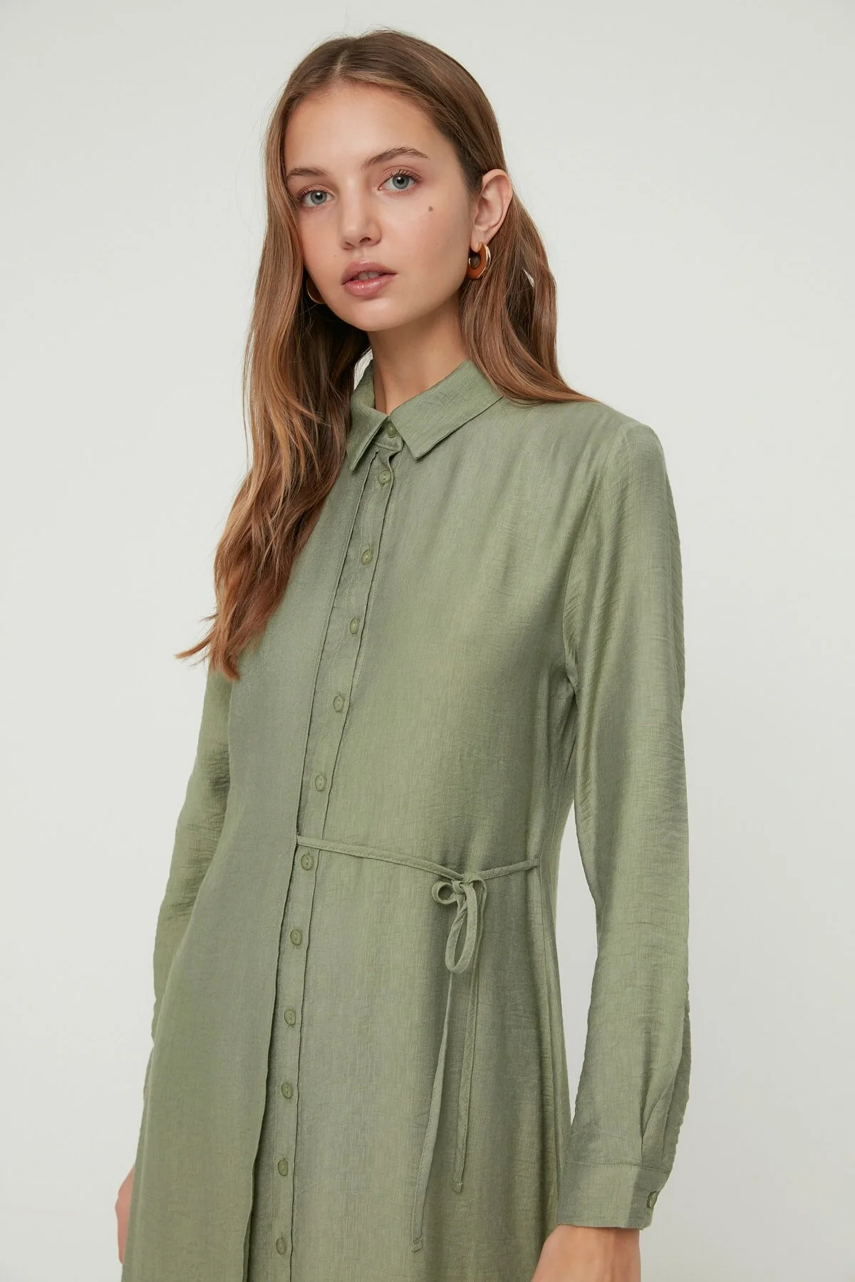 Trendyol Modest  Grünes, seitlich gebundenes, gewebtes Hemdkleid in Leinenoptik TCTSS22EB0025