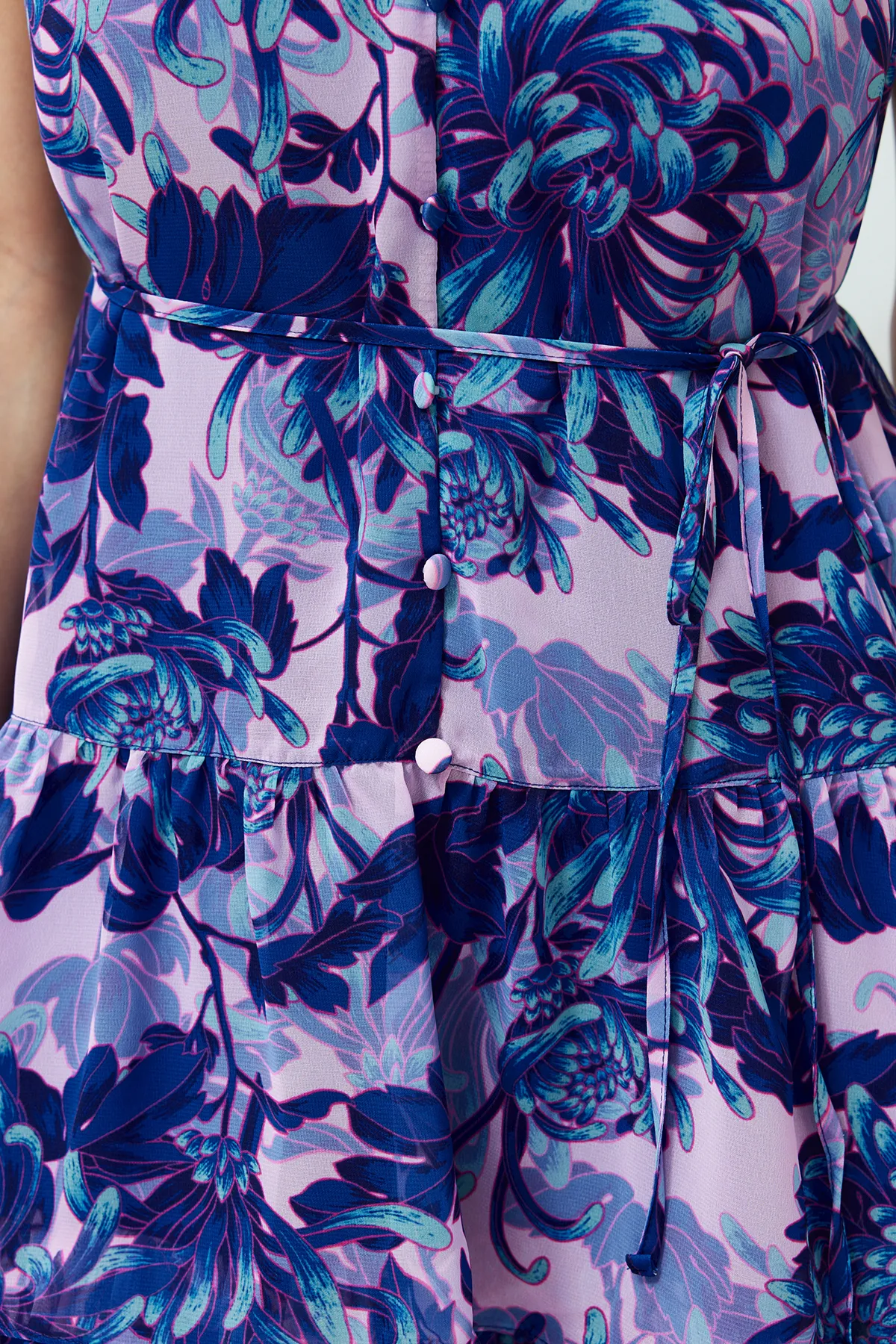 Trendyol Collection  Blaues, mehrlagiges A-Linien-/Glockenform-Minikleid mit Futter aus Webstoff TWOSS23EL02056