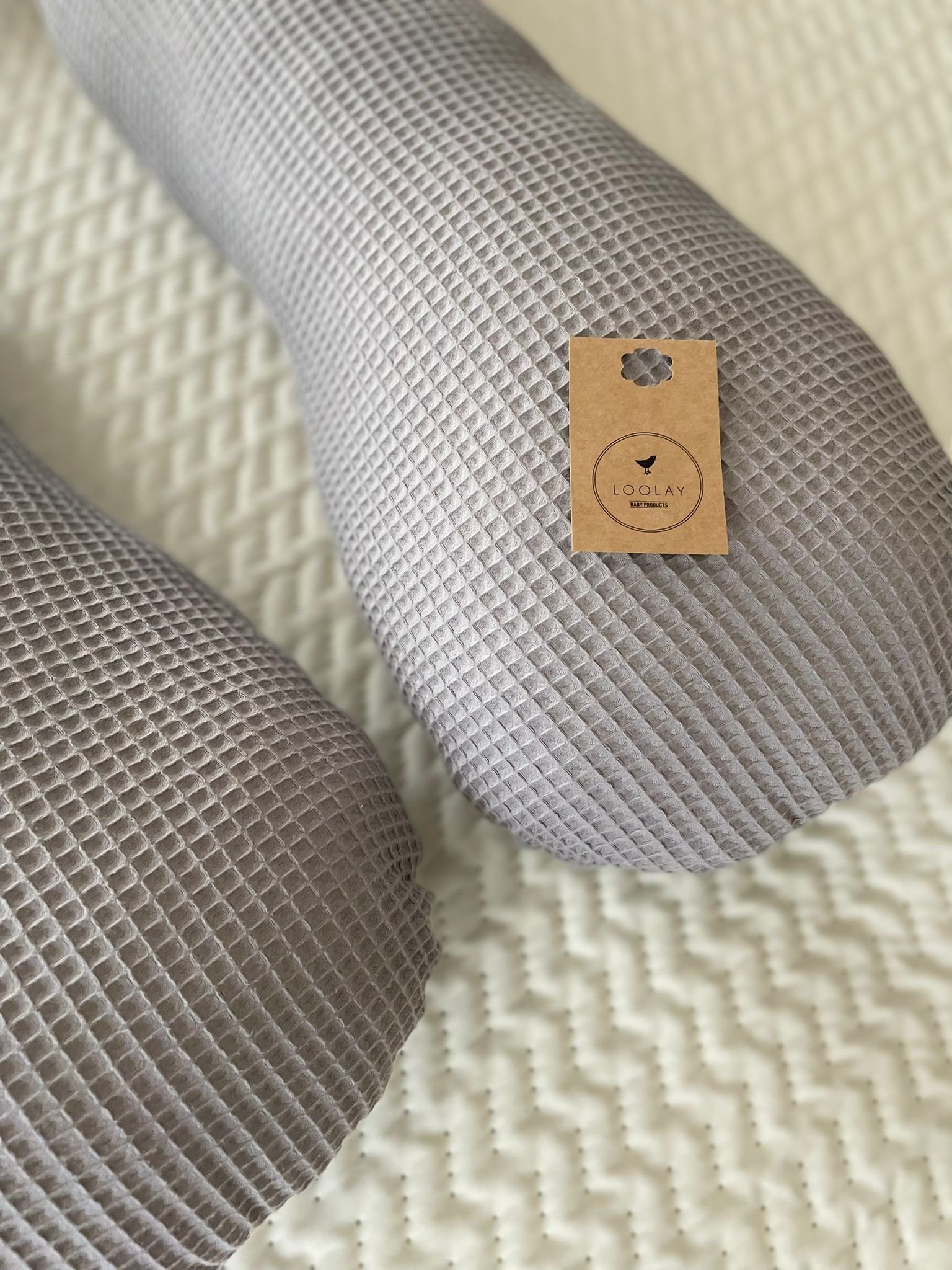 Loolay Stillkissen Schwangerschaftskissen Seitenschläferkissen Stillkissen TYP A 330cm, Attmungsaktive WAFFELPIQUE + GLATT Baumwolle XXXL Lagerungkissen; MUSTER: WAFFEL Grau/ Grau, LOOLAY® Stillkissen + Bezug, 100% Europäische Stoffe unf Kleinserien-