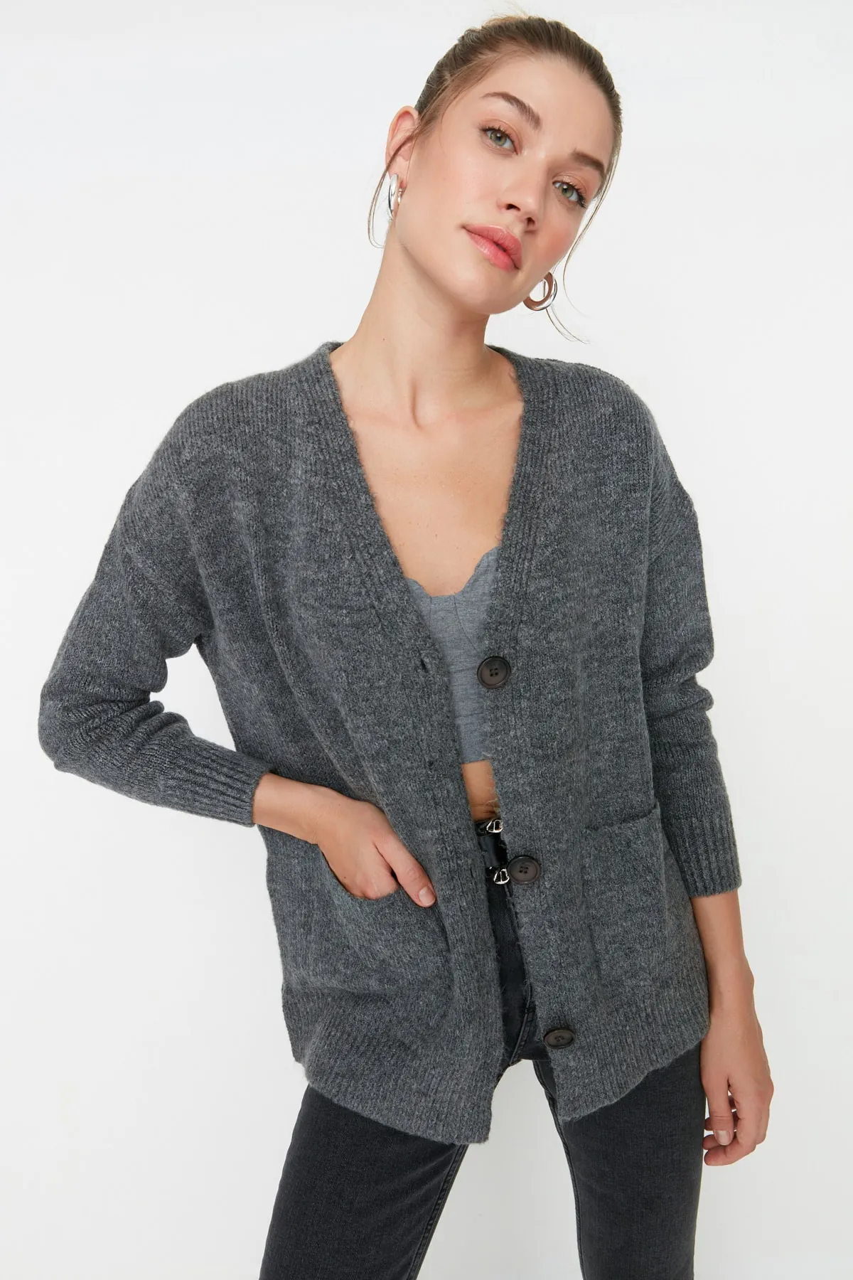 Trendyol Collection  Anthrazitfarbener Basic-Cardigan aus weicher, strukturierter Strickware TWOAW20HI0213