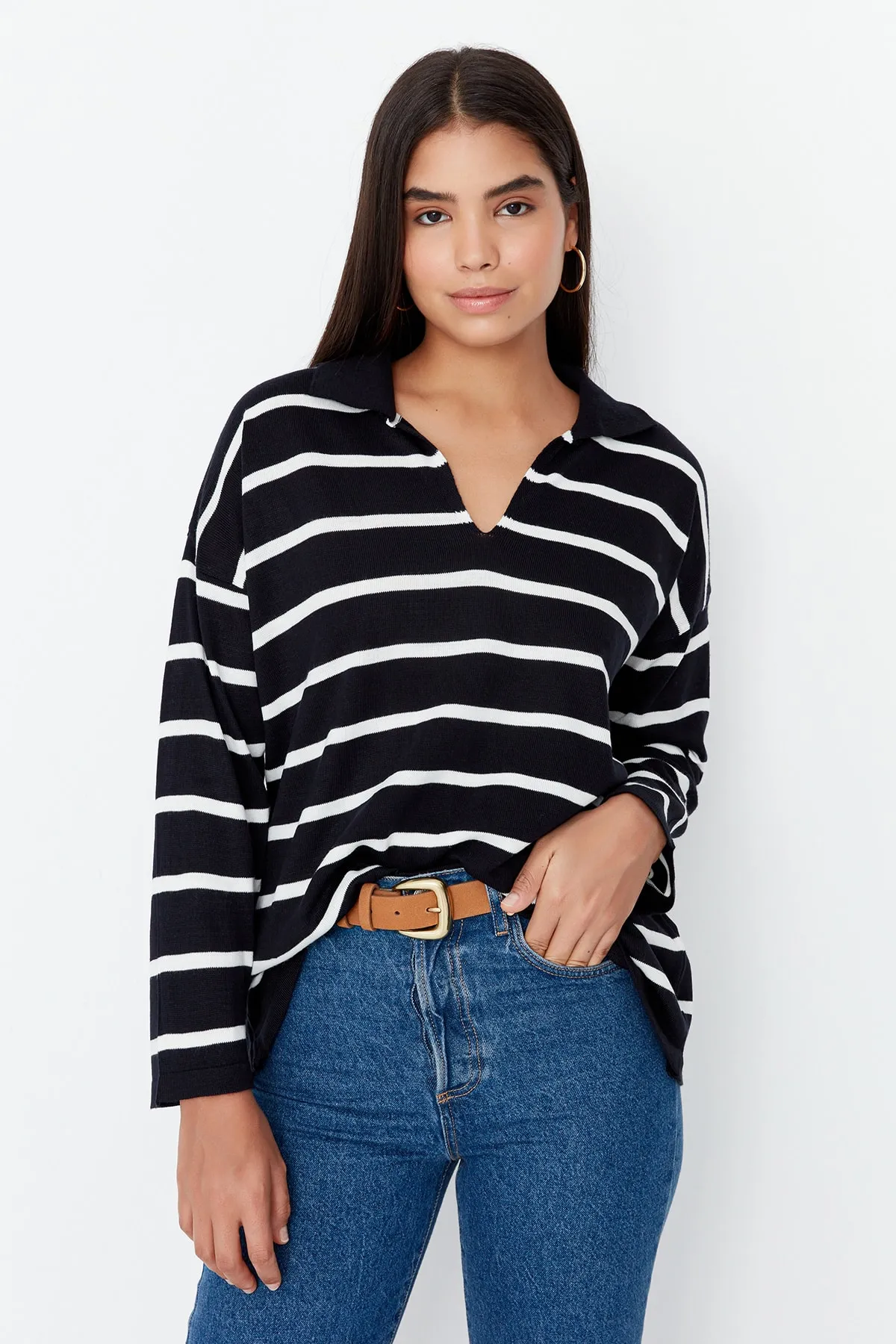 Trendyol Collection  Ecrufarbener, gestreifter Strickpullover mit super weiter Passform TWOAW23KZ01845