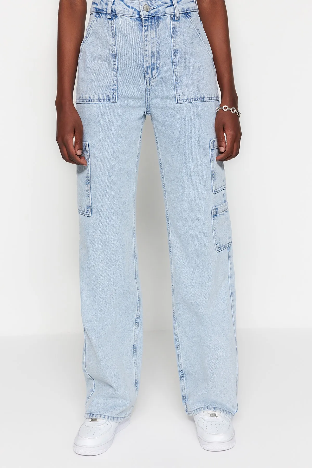 Trendyol Collection  Hellblaue Jeans mit hoher Taille und weitem Bein und Cargo-Taschen TWOSS23JE00055