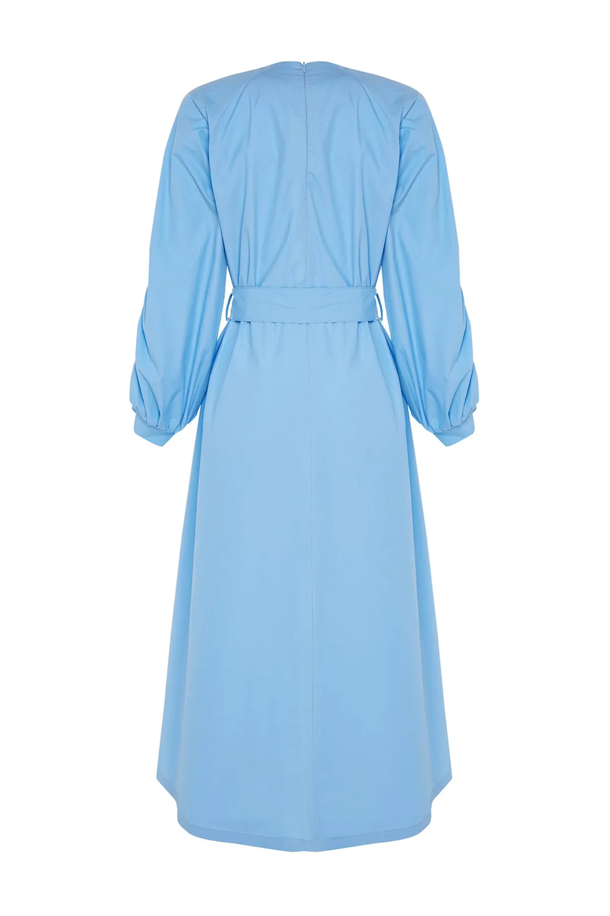 Trendyol Modest  X Kevser Sarıoglu Blaues gewebtes Kleid mit Gürtelkragen, Faltendetails an den Ärmeln und gerafften Ärmeln TCLSS23EB00010