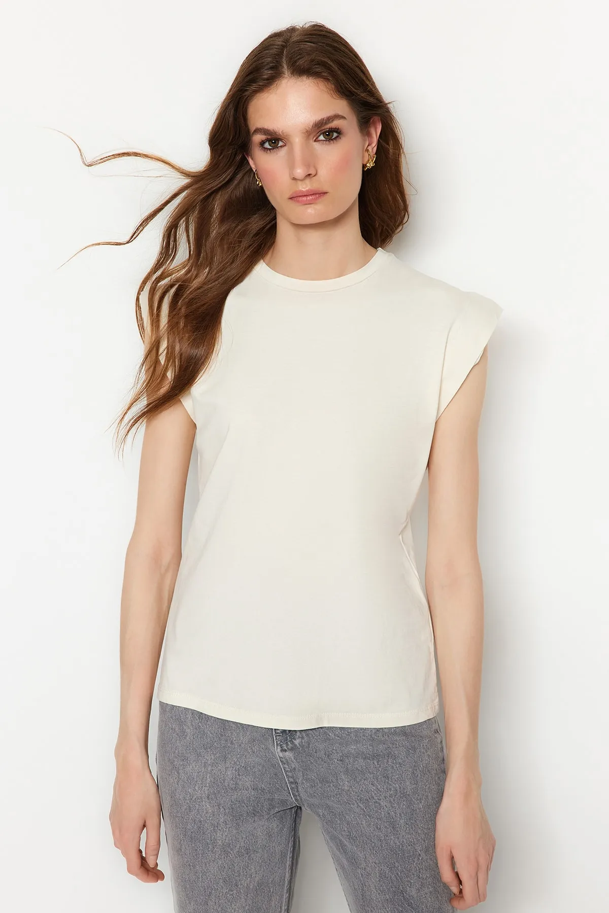 Trendyol Collection  Beigefarbenes Basic-Strick-T-Shirt mit Rundhalsausschnitt aus 100 % Baumwollwatte TWOSS20TS0021