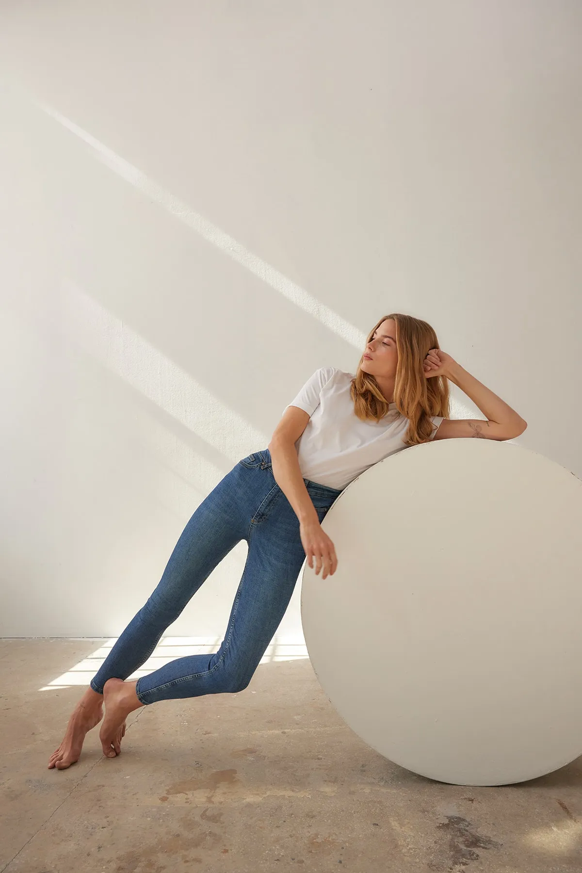 Trendyol Collection  Dunkelblaue Röhrenjeans mit hoher Taille TWOAW23JE00509