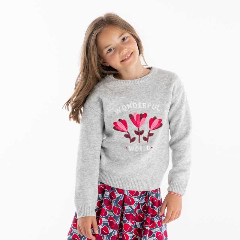 Pull brodé de fleurs gris fille