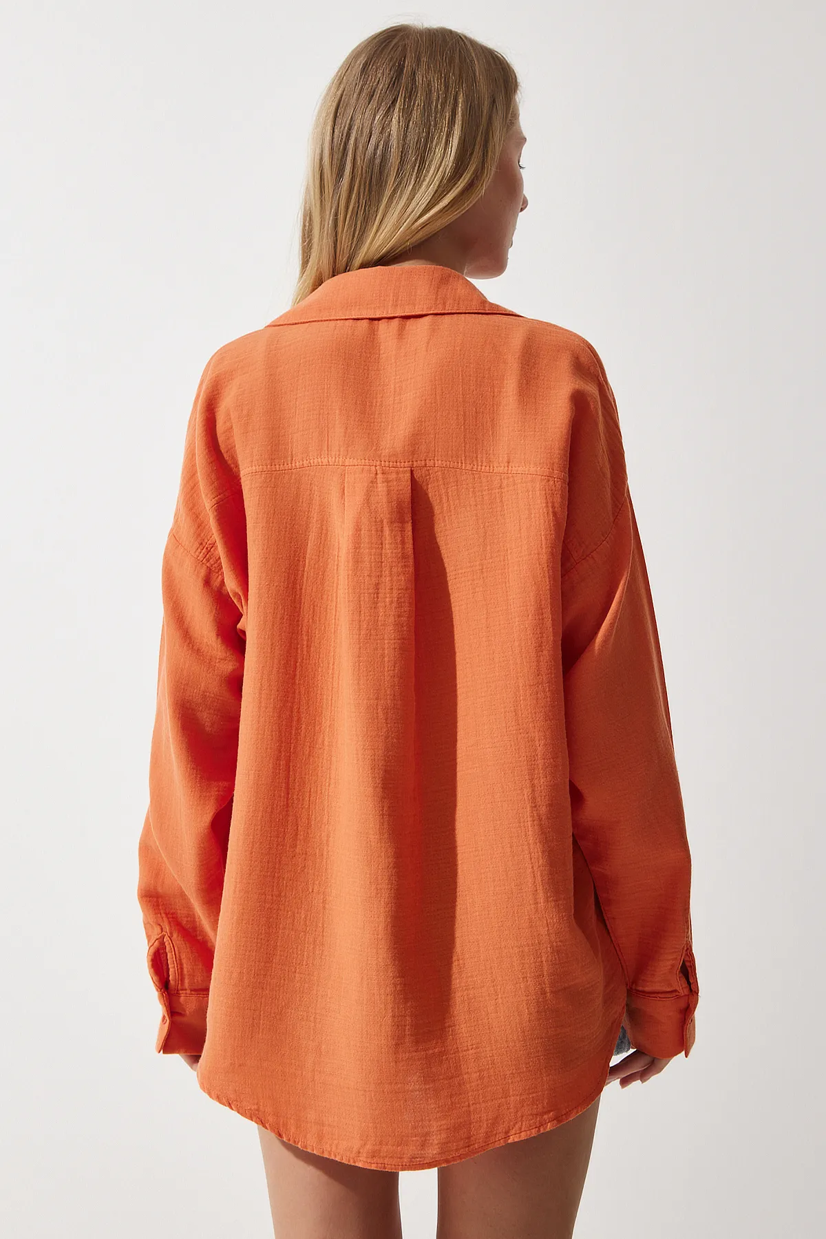 Happiness İstanbul  Orangefarbenes Oversize-Musselin-Shirt mit Taschen für Damen MX00150