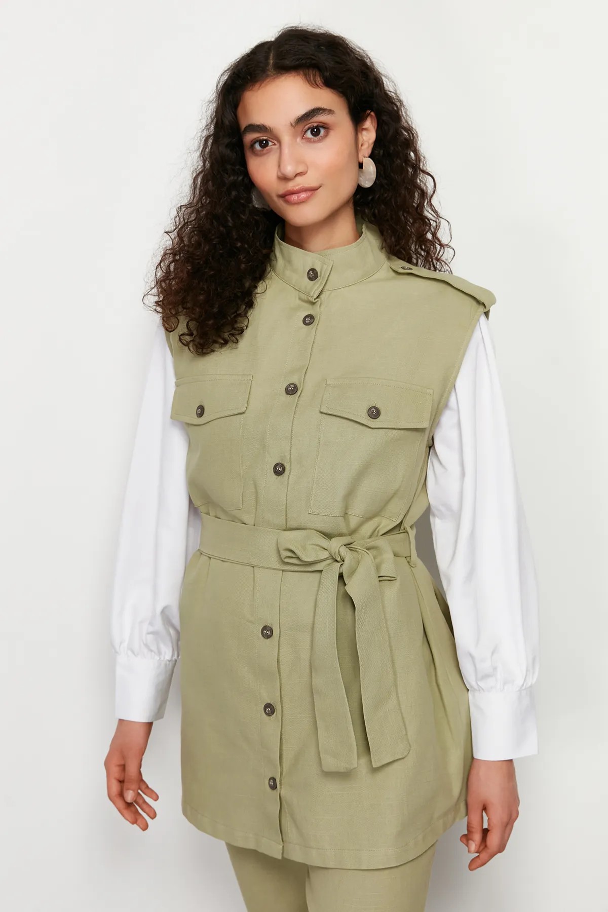 Trendyol Modest  Khakifarbenes Set mit Safari-Gabardine-Weste, Hose, Oberteil und Unterteil und Taschendetails TCTSS24US00034