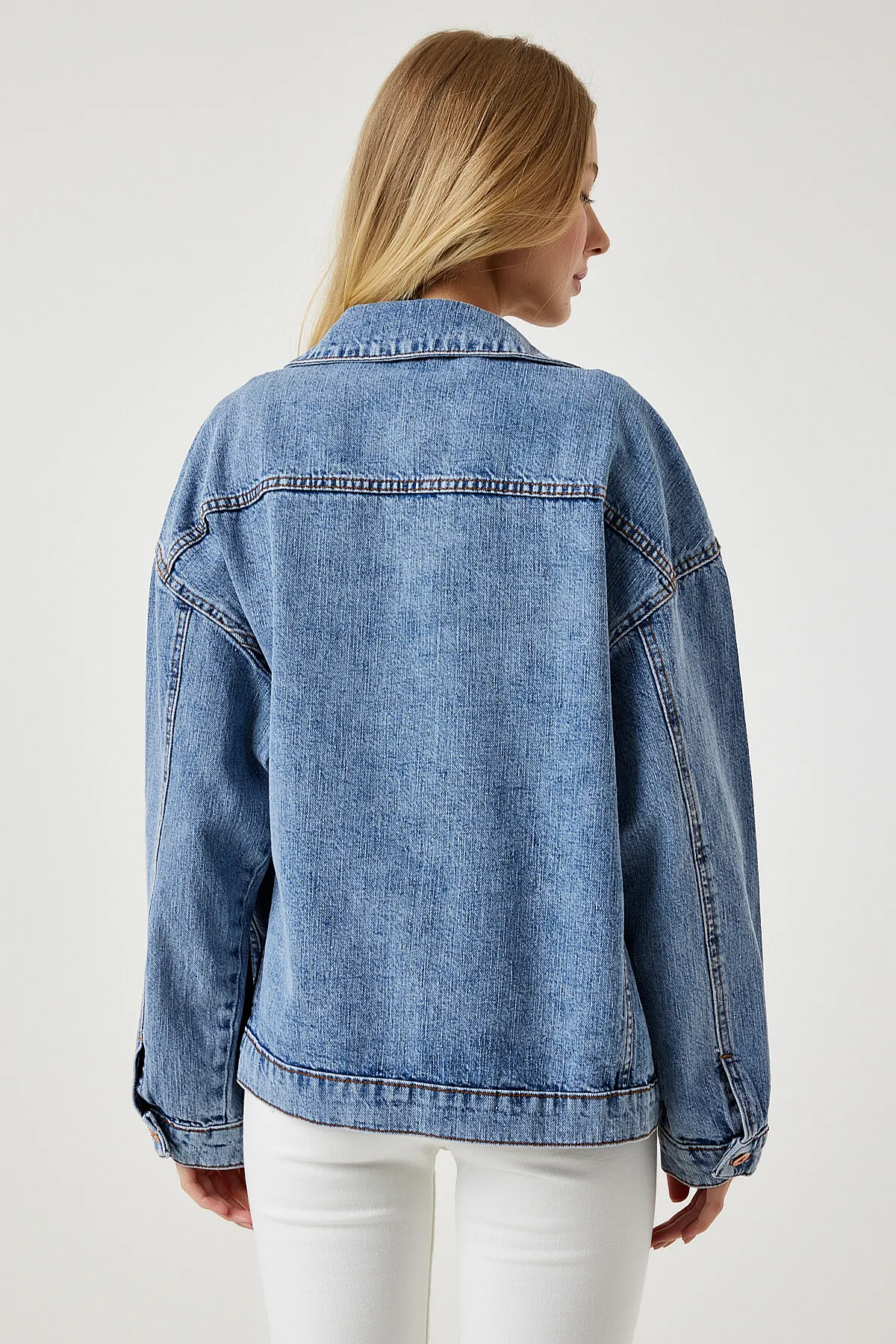 Happiness İstanbul  Hellblaue Jeansjacke mit Perlenstickerei für Damen RV00168