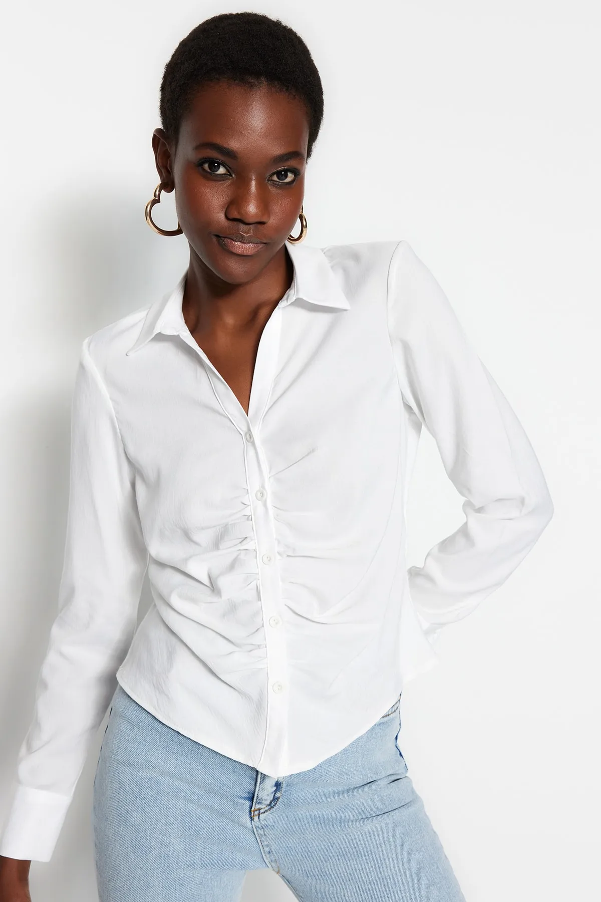 Trendyol Collection  Ecru-gerafftes, tailliertes/Slim-Fit-Webhemd TWOSS23GO00177