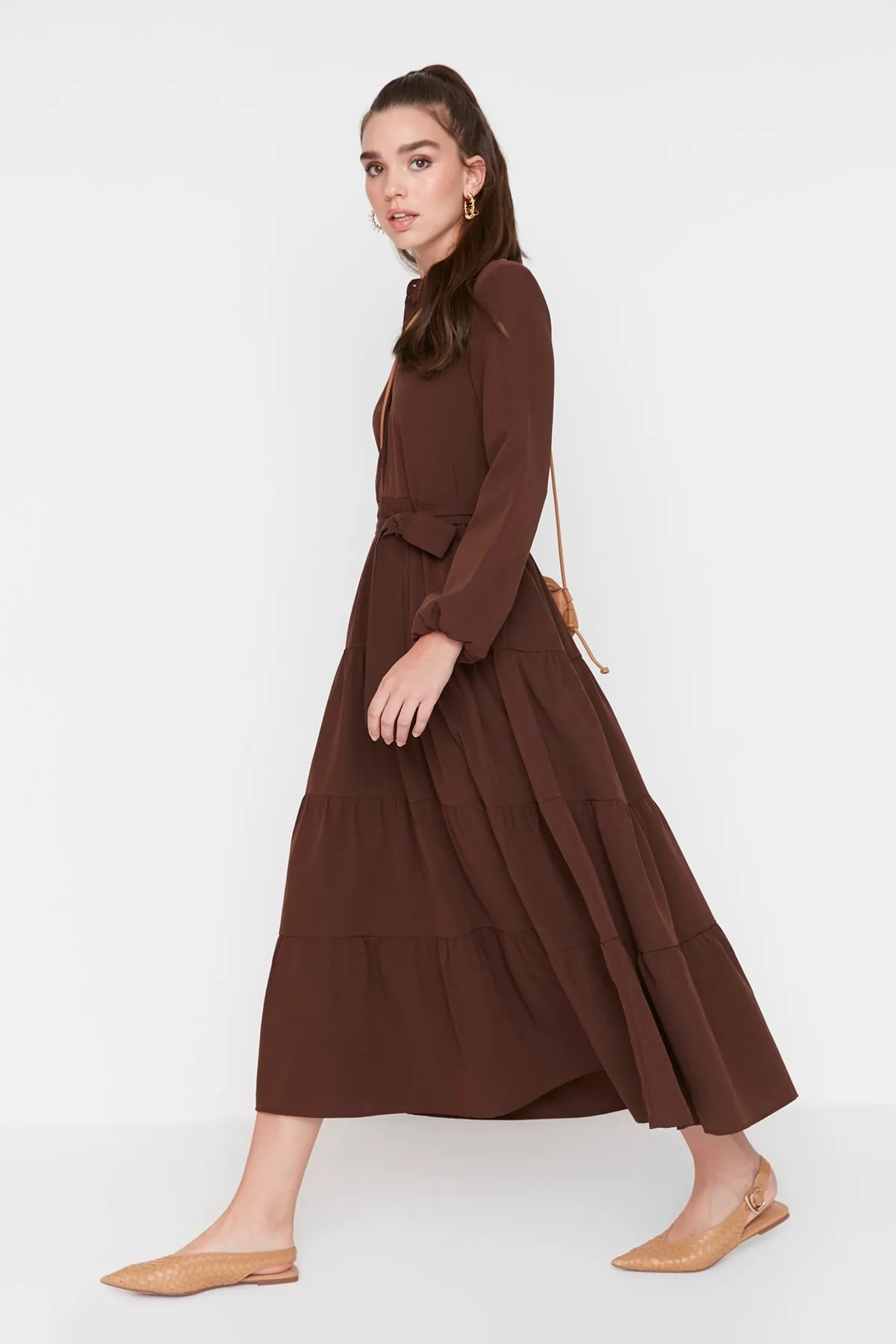 Trendyol Modest  Dunkelbraunes gewebtes Kleid mit Gürtel und Chefkragen sowie Knopfleiste TCTSS21EL3343