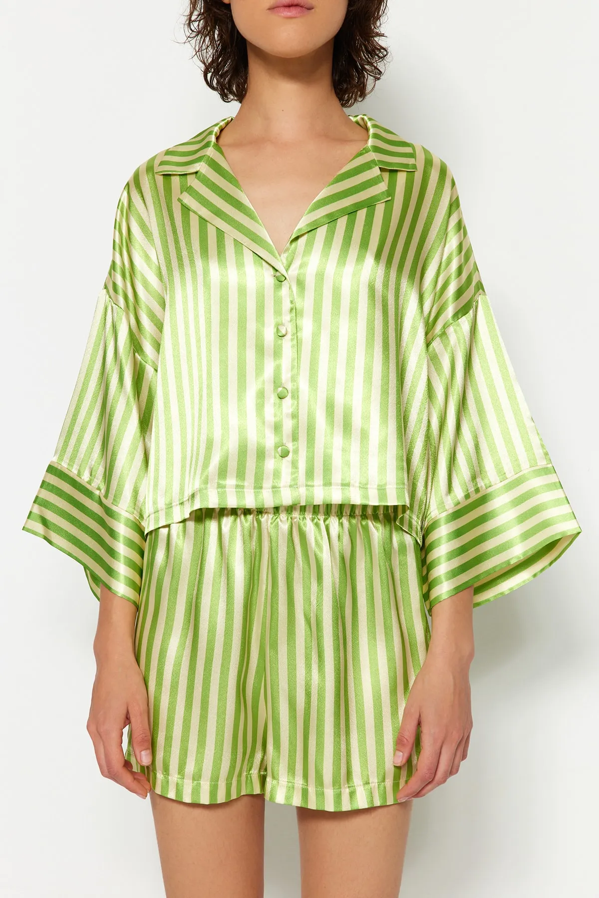 Trendyol Collection  Mehrfarbig-grün gestreiftes Hemd-Shorts-Pyjama-Set aus gewebtem Satin THMSS23PT00052