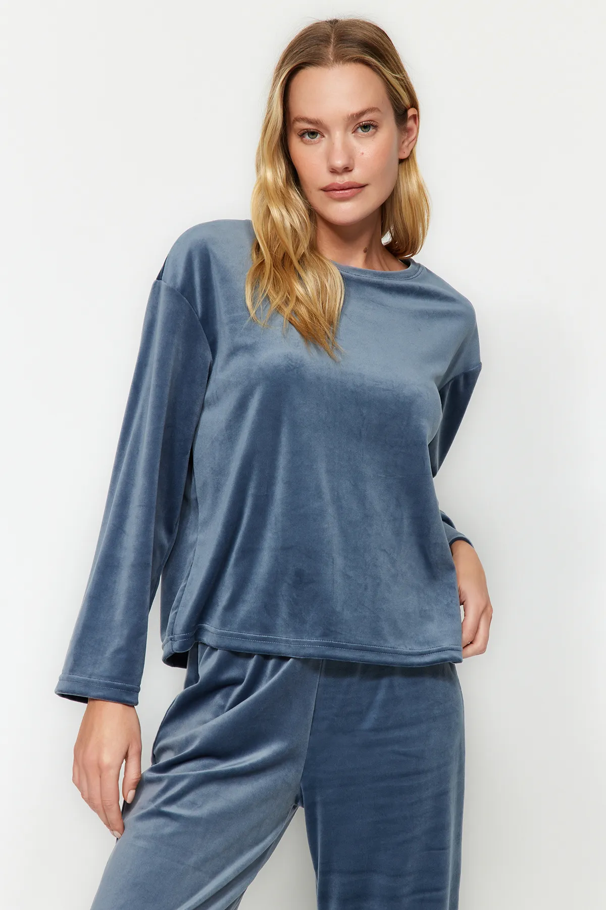 Trendyol Collection  Blaues, weiches T-Shirt-Capri-Pyjama-Set aus Samt THMAW24PT00165