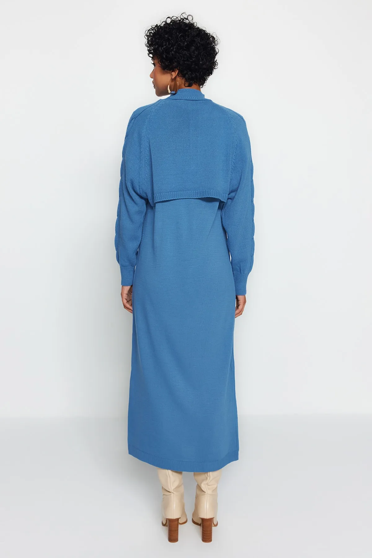 Trendyol Modest  Indigoblaues Set aus Oberteil und Unterteil aus Strick, Strickjacke und Kleid mit Bolero-Details TCTAW24US00038