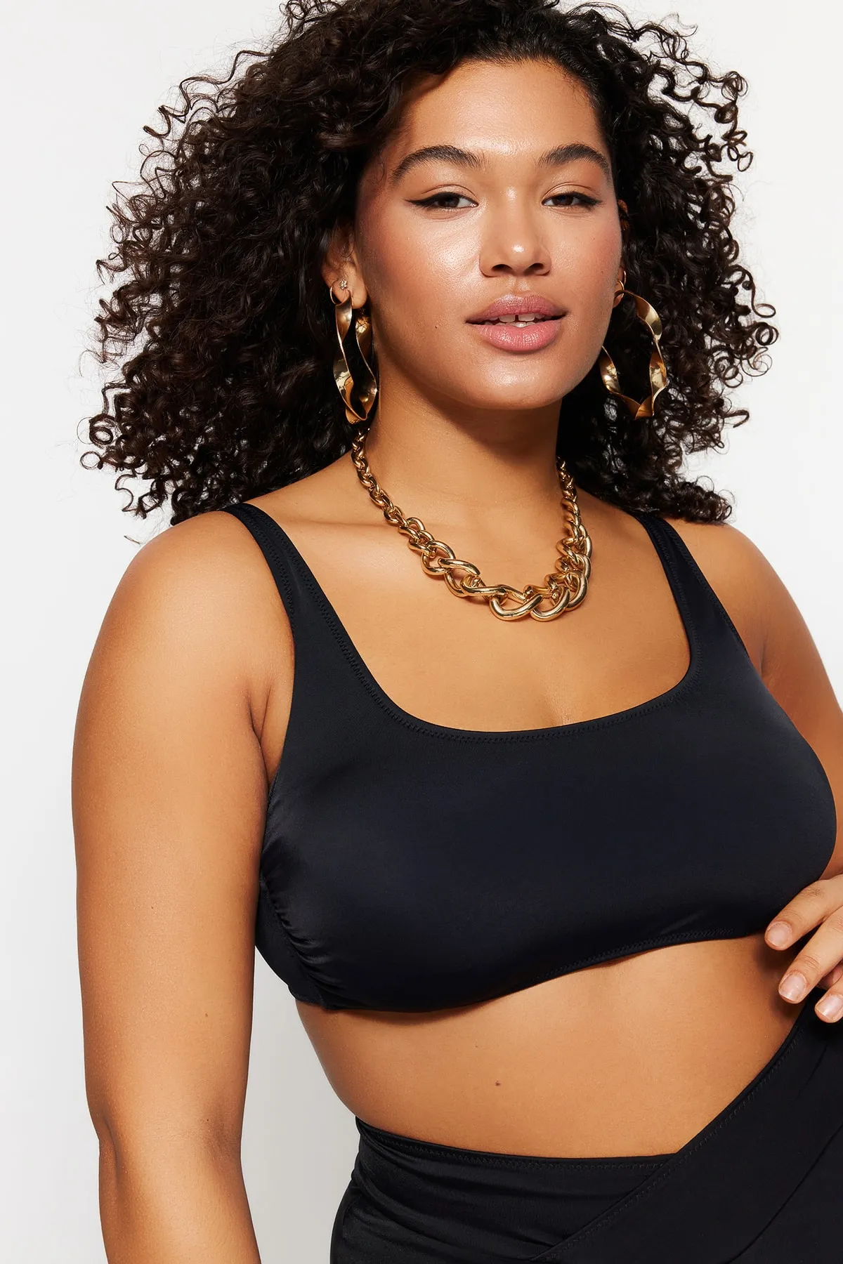 Trendyol Curve  Schwarzes Bralette-Bikinioberteil mit quadratischem Ausschnitt TBBSS23CT00005