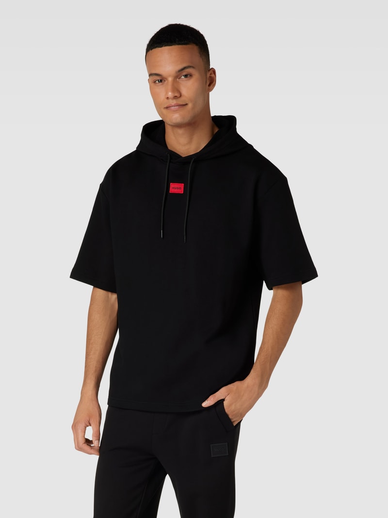 T-Shirt in unifarbenem Design mit Label-Stitching in schwarz